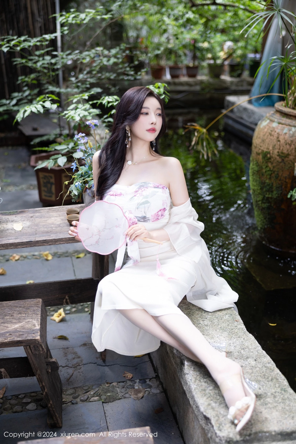 秀人集.com_[XiuRen秀人网]No.8926_女神杨晨晨Yome性感浅色连衣裙配开档肉丝秀完美身材诱惑写真80P