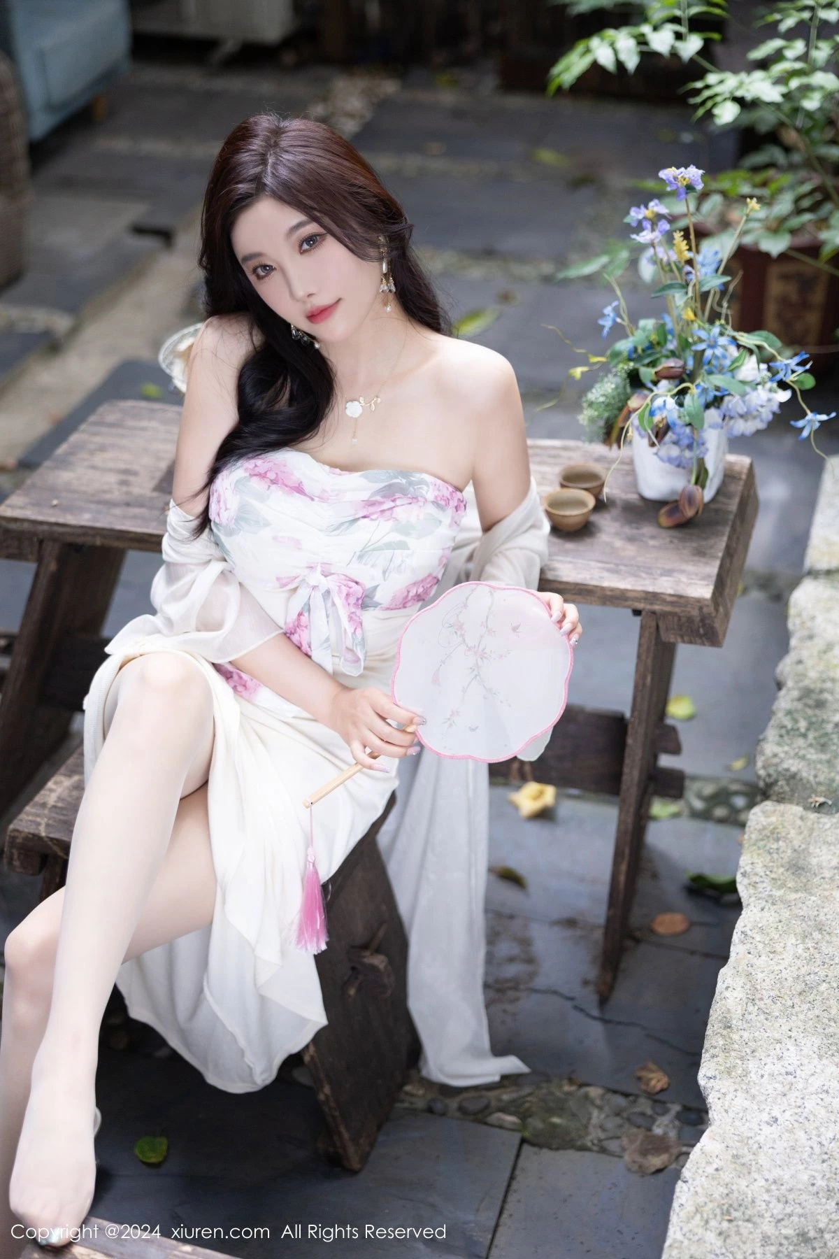 秀人集.com_[XiuRen秀人网]No.8926_女神杨晨晨Yome性感浅色连衣裙配开档肉丝秀完美身材诱惑写真80P