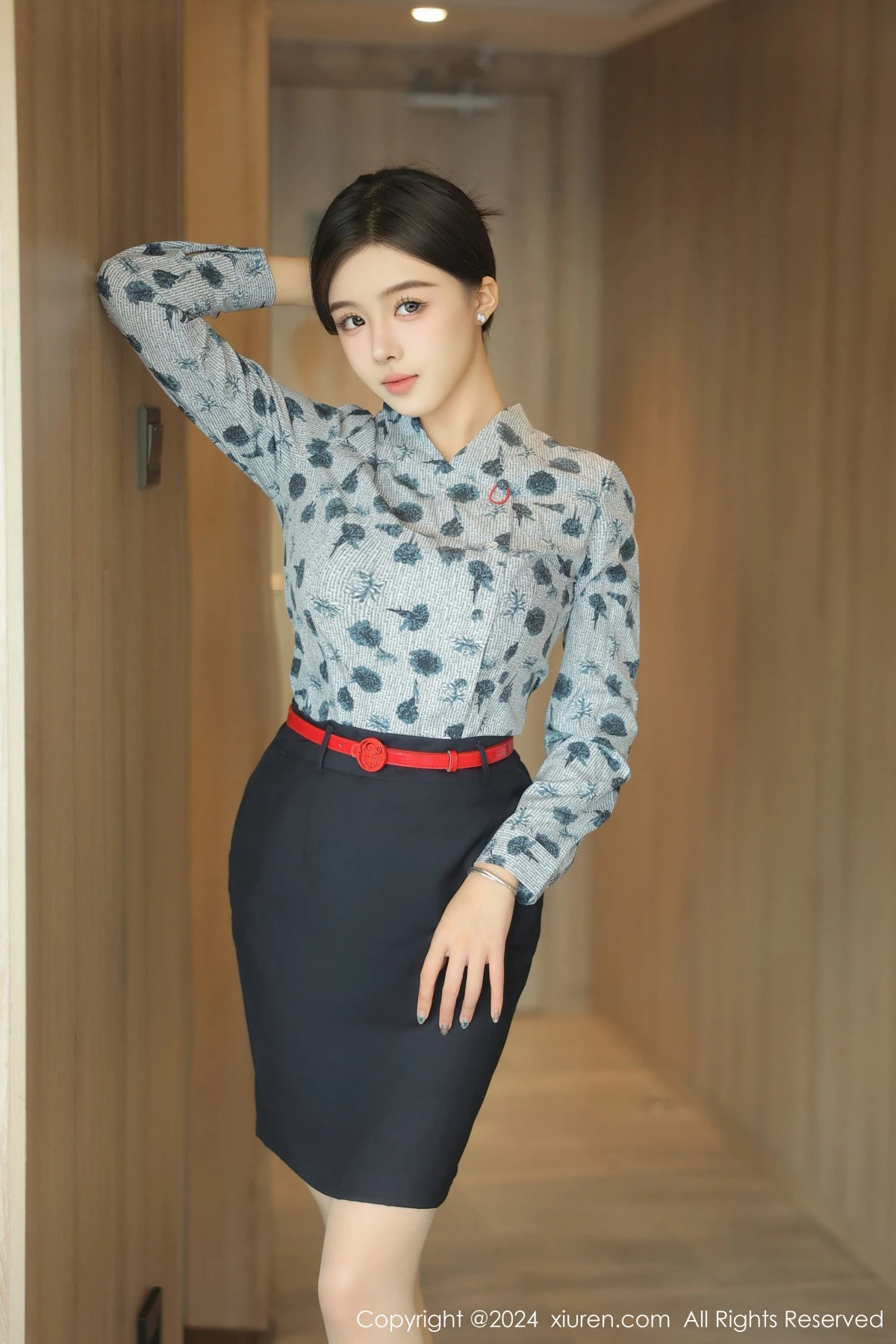 秀人集.com_[XiuRen秀人网]No.8919_新人模特袁圆空姐服饰露黑色内衣配原色丝袜秀曼妙身姿诱惑写真84P