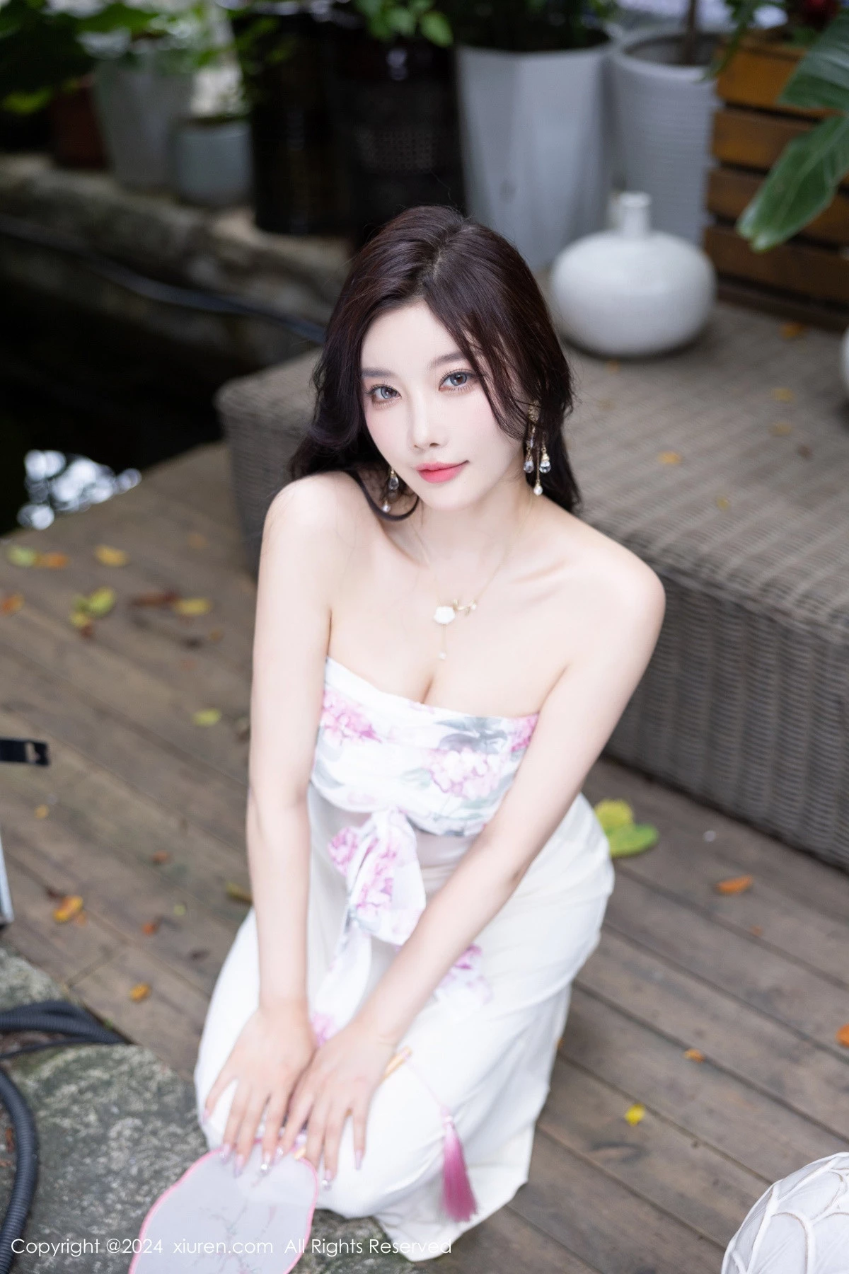 秀人集.com_[XiuRen秀人网]No.8926_女神杨晨晨Yome性感浅色连衣裙配开档肉丝秀完美身材诱惑写真80P