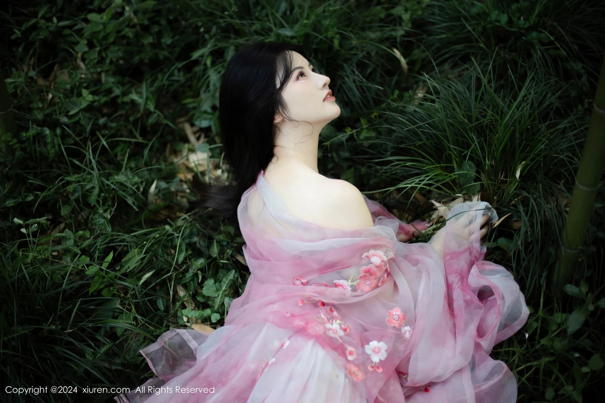 秀人集.com_[XiuRen秀人网]No.9100_模特诗诗kiki户外性感粉色古风薄纱服饰秀丰腴身姿惹火诱惑写真70P