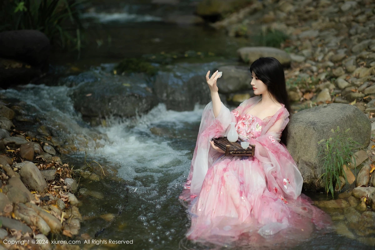 秀人集.com_[XiuRen秀人网]No.9100_模特诗诗kiki户外性感粉色古风薄纱服饰秀丰腴身姿惹火诱惑写真70P