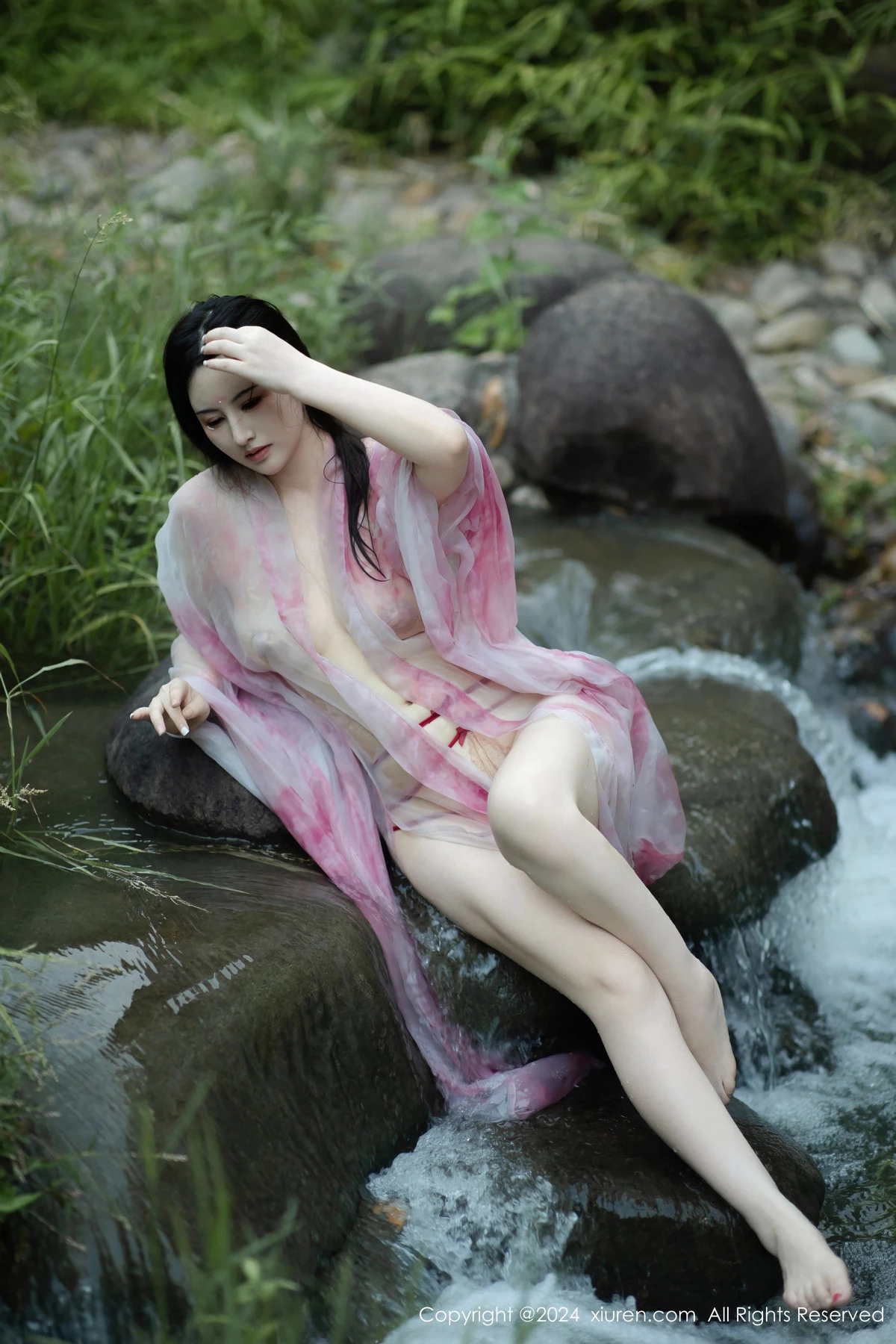 秀人集.com_[XiuRen秀人网]No.9100_模特诗诗kiki户外性感粉色古风薄纱服饰秀丰腴身姿惹火诱惑写真70P