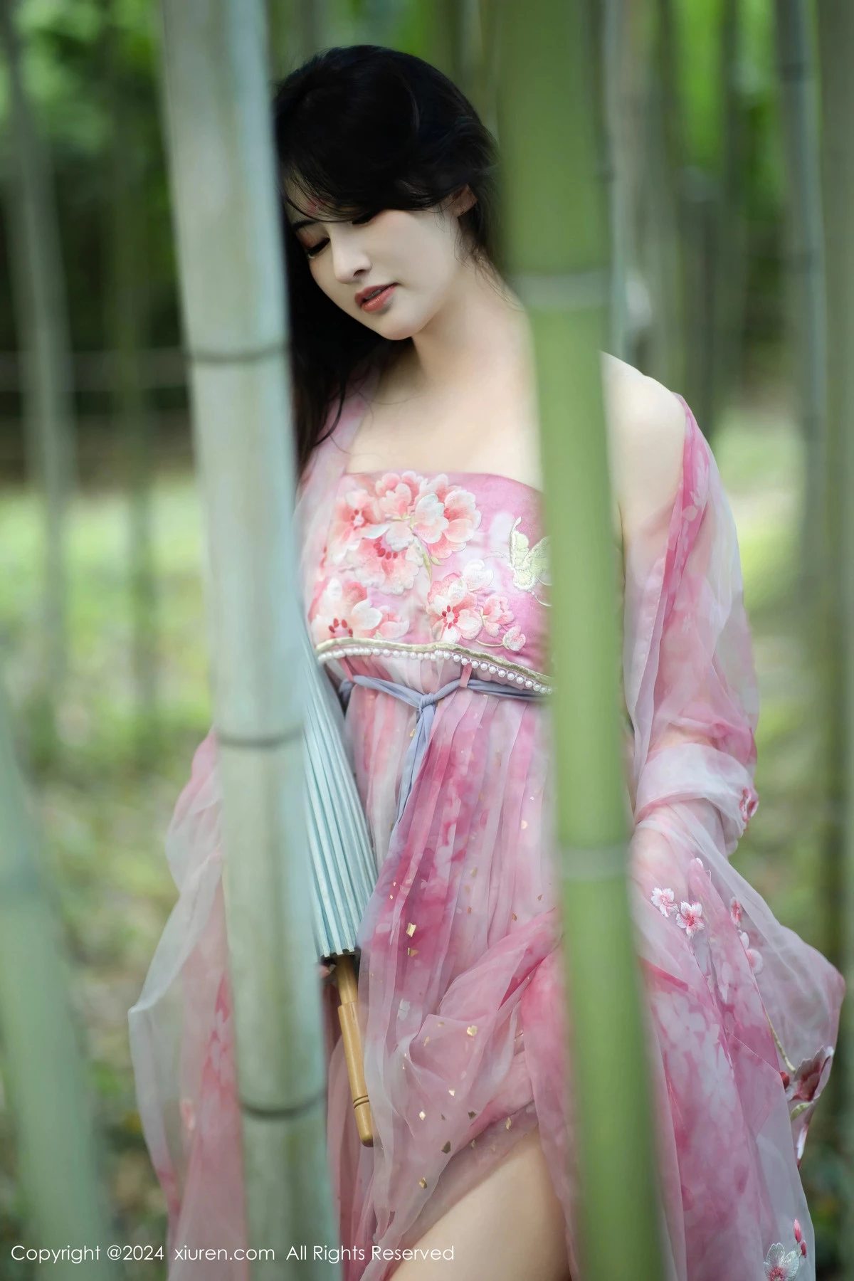 秀人集.com_[XiuRen秀人网]No.9100_模特诗诗kiki户外性感粉色古风薄纱服饰秀丰腴身姿惹火诱惑写真70P