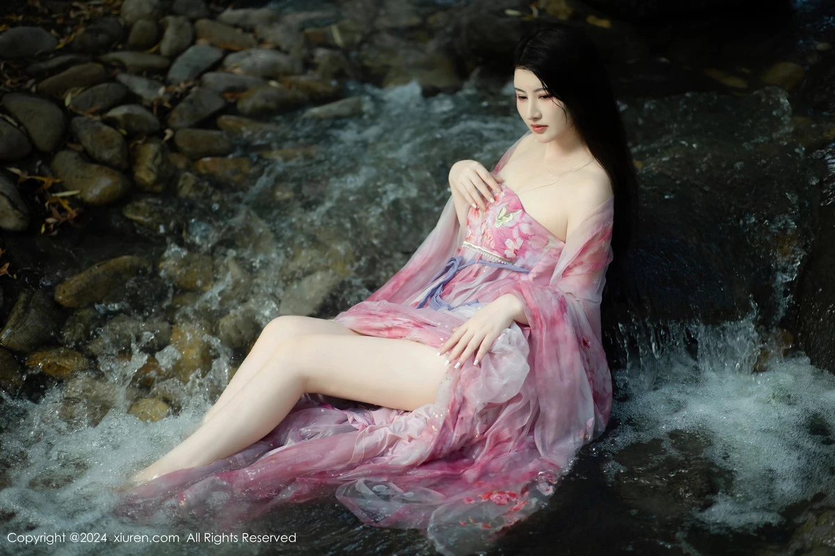 秀人集.com_[XiuRen秀人网]No.9100_模特诗诗kiki户外性感粉色古风薄纱服饰秀丰腴身姿惹火诱惑写真70P