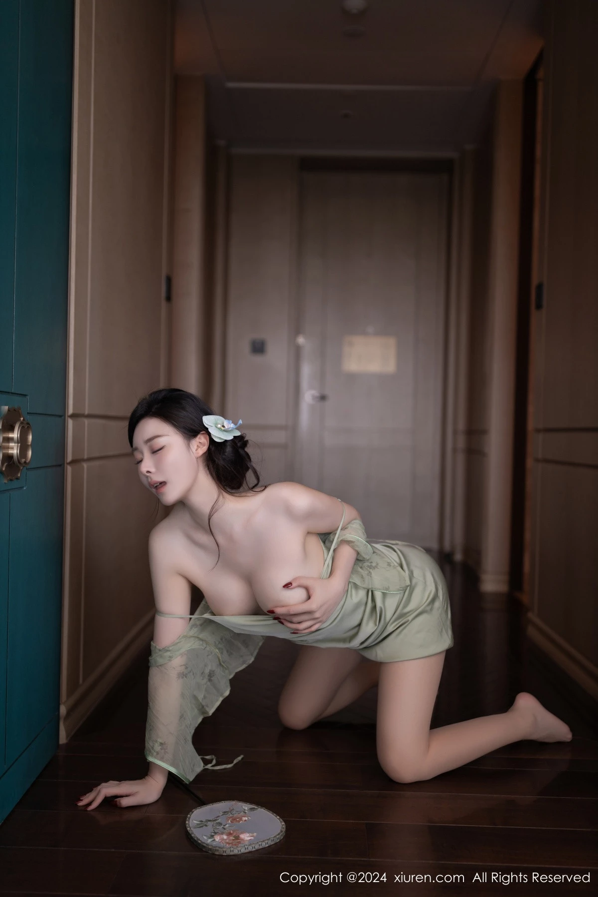 秀人集.com_[XiuRen秀人网]No.9124_模特小逗逗性感浅色古风服饰配超薄无内肉丝秀曼妙身材诱惑写真81P