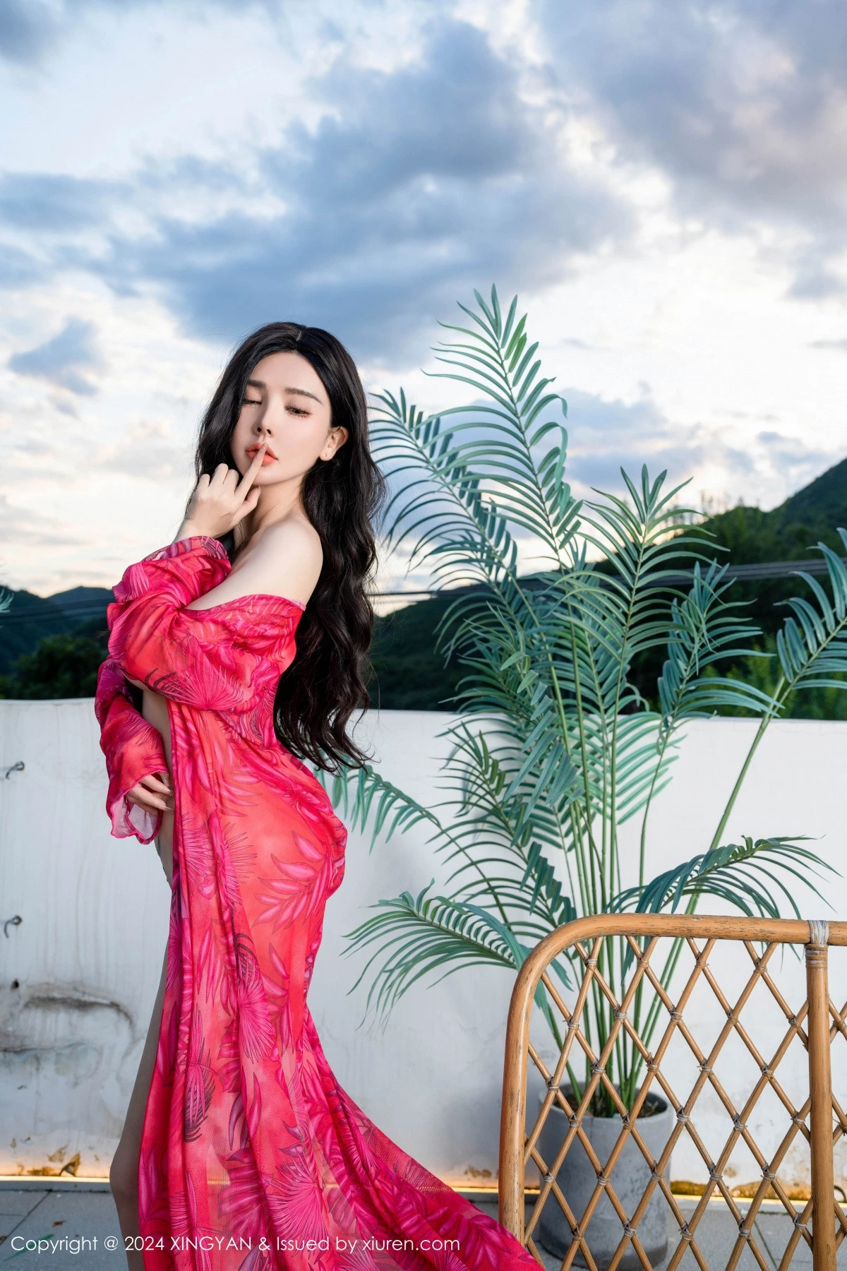 秀人集.com_[XINGYAN星颜社]VOL.267_模特潘思沁性感红色连衣裙露黑色情趣内衣秀巨乳肥臀诱惑写真82P