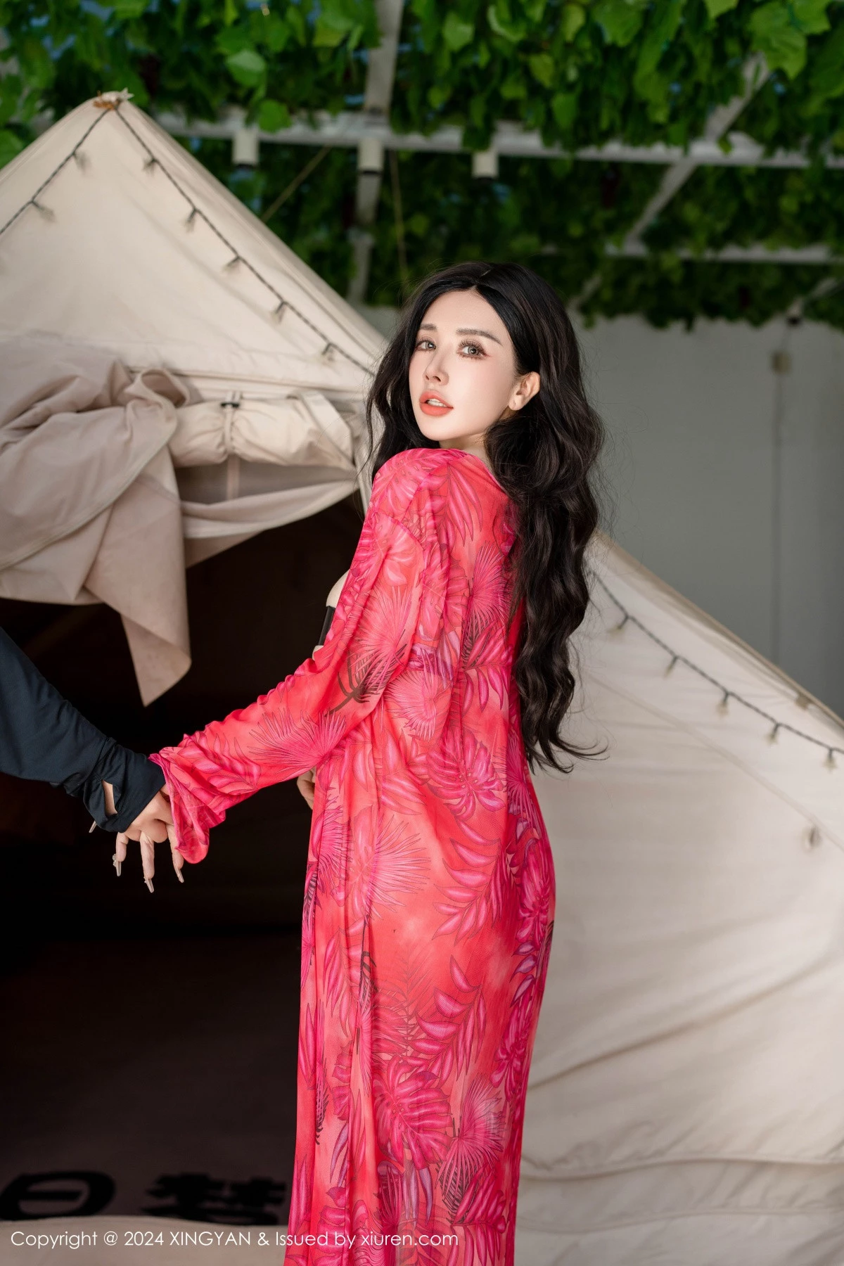 秀人集.com_[XINGYAN星颜社]VOL.267_模特潘思沁性感红色连衣裙露黑色情趣内衣秀巨乳肥臀诱惑写真82P