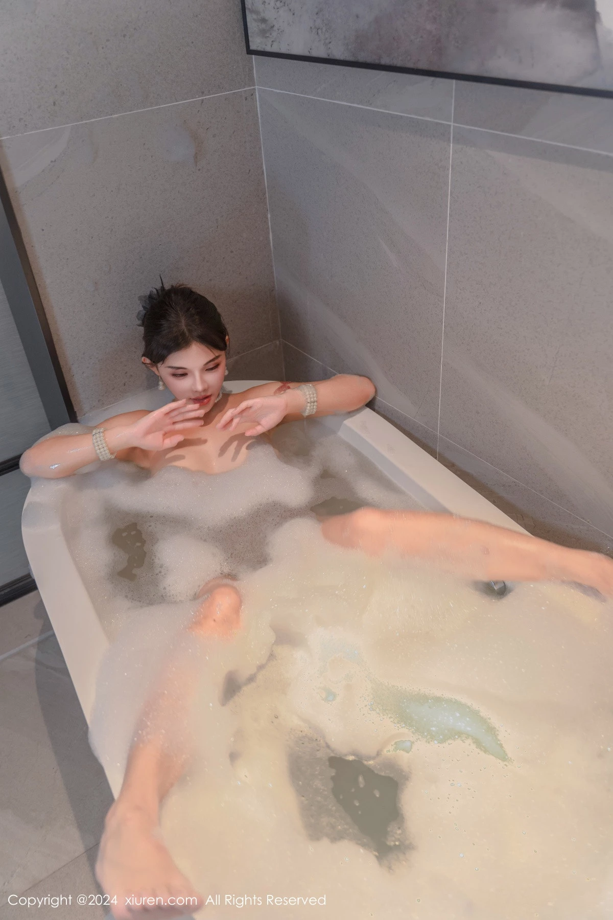 秀人集.com_[XiuRen秀人网]No.9143_模特小童颜浴室场景性感黑色旗袍露黑色内衣配黑丝吊袜诱惑写真80P
