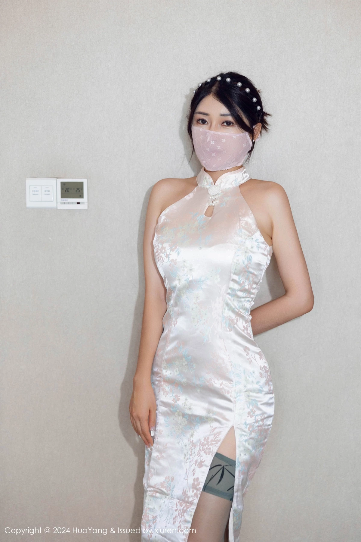 秀人集.com_[HuaYang花漾]Vol.606_模特凯竹Quinn私房性感浅色丝袜+开档红丝袜秀丰腴身姿诱惑写真80P