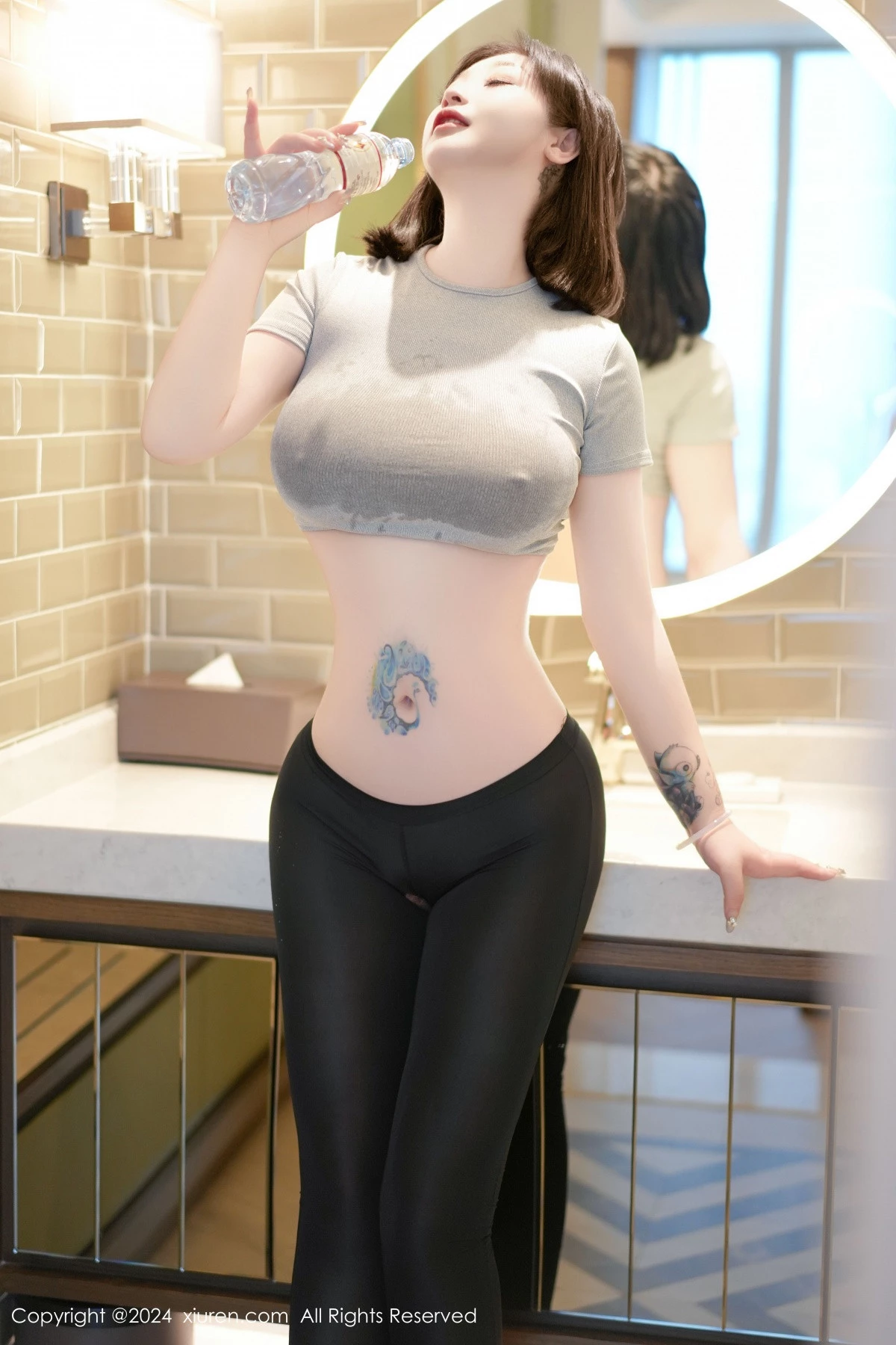 秀人集.com_[XiuRen秀人网]No.9153_女神妲己_Toxic私房性感灰色T恤配黑丝裤袜秀雪峰美臀诱惑写真41P