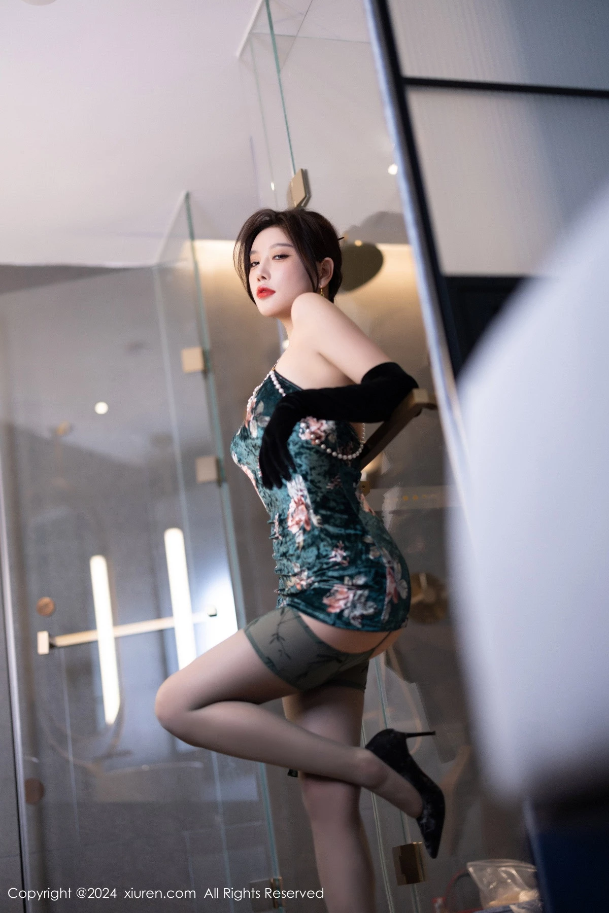 秀人集.com_[XiuRen秀人网]No.9165_女神杨晨晨Yome性感古风旗袍服饰配超薄肉丝秀丰腴身姿诱惑写真83P