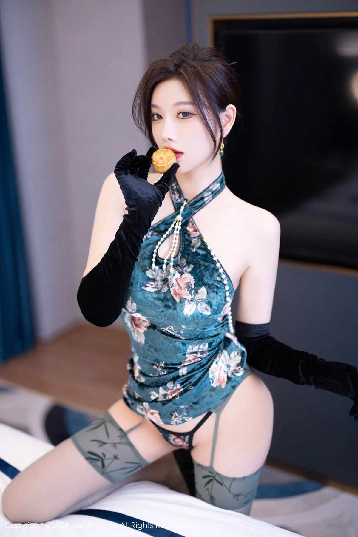 秀人集.com_[XiuRen秀人网]No.9165_女神杨晨晨Yome性感古风旗袍服饰配超薄肉丝秀丰腴身姿诱惑写真83P