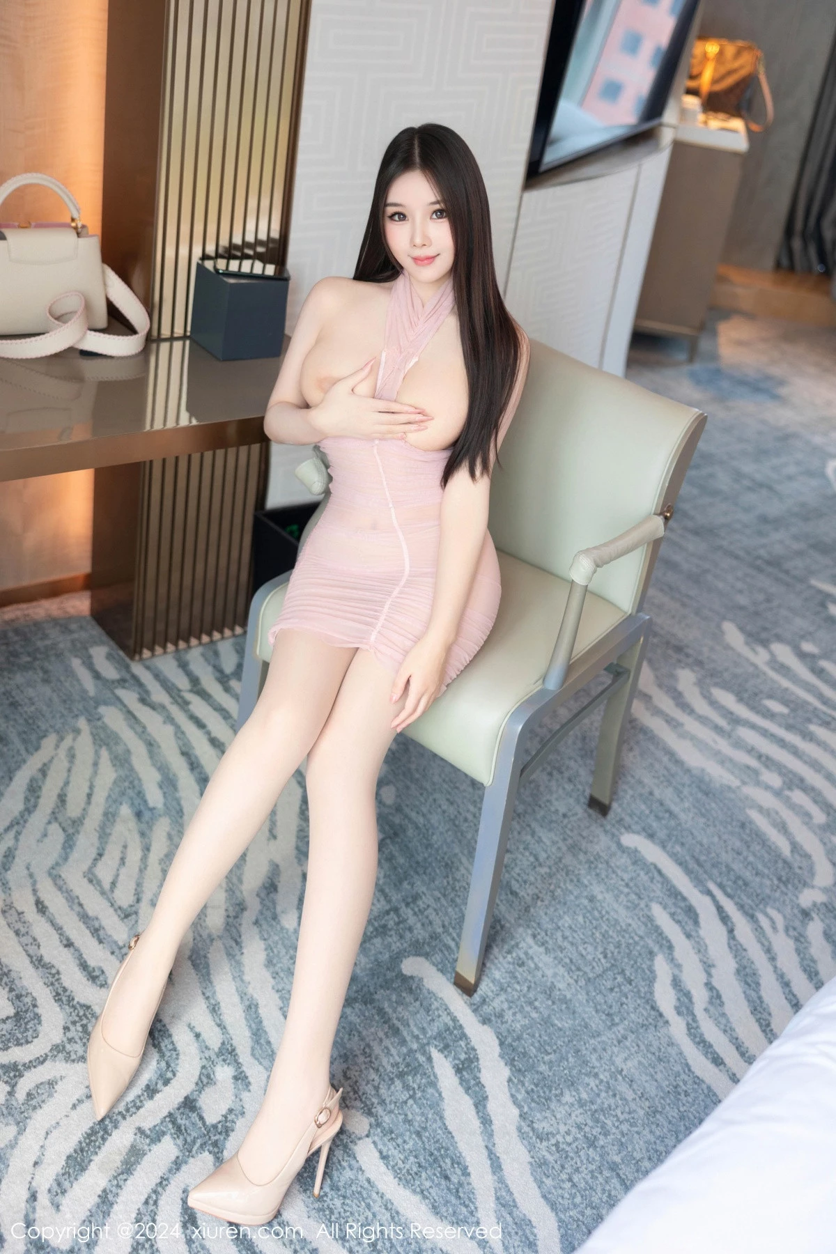 秀人集.com_[XiuRen秀人网]No.9057_新人模特金允珍呐短粉色露肩服饰配超薄肉丝秀丰腴身姿诱惑写真76P