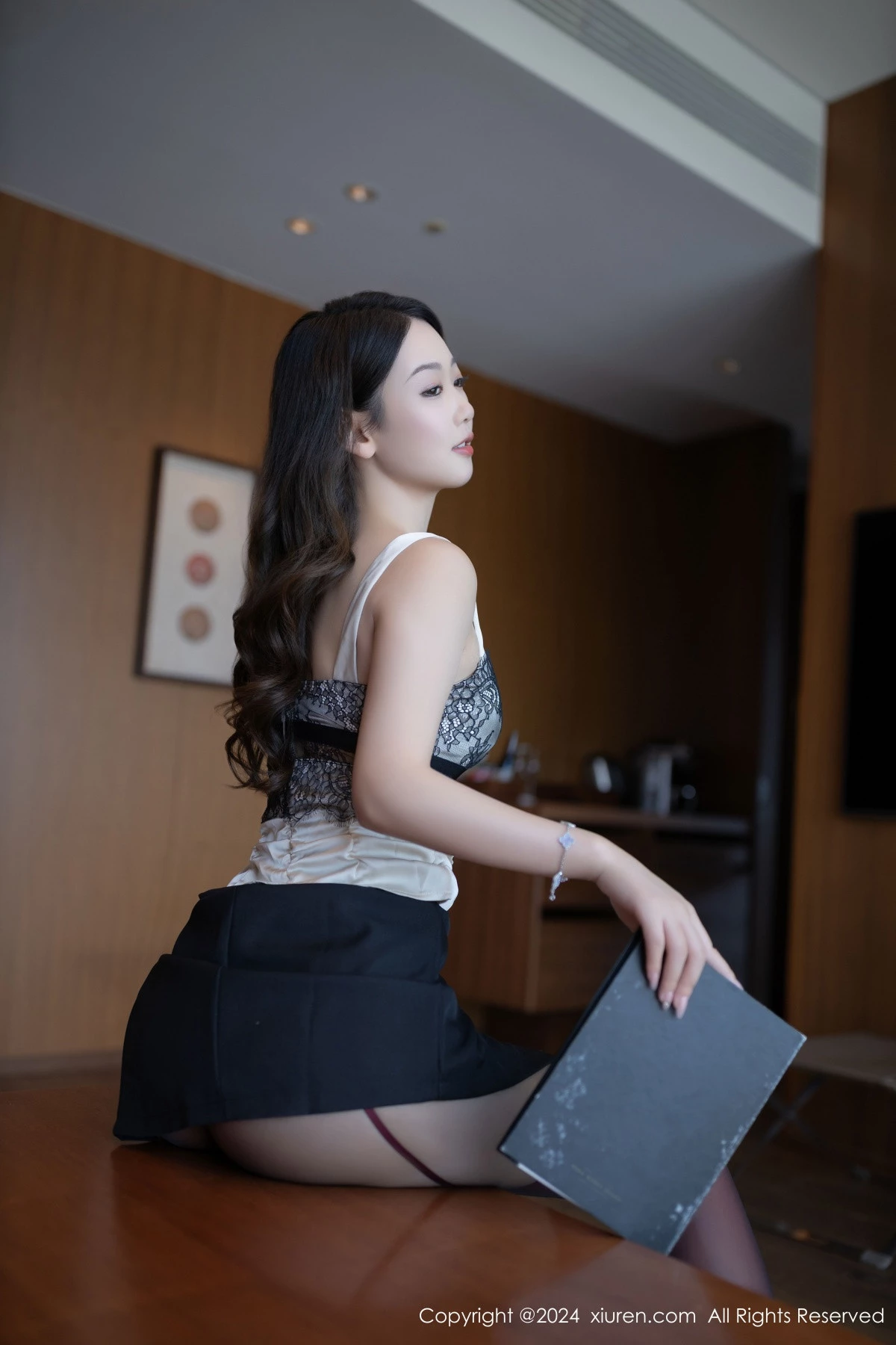 秀人集.com_[XiuRen秀人网]No.9231_模特唐安琪性感黑色短裙露双层红黑丝袜秀曼妙身姿撩人诱惑写真84P