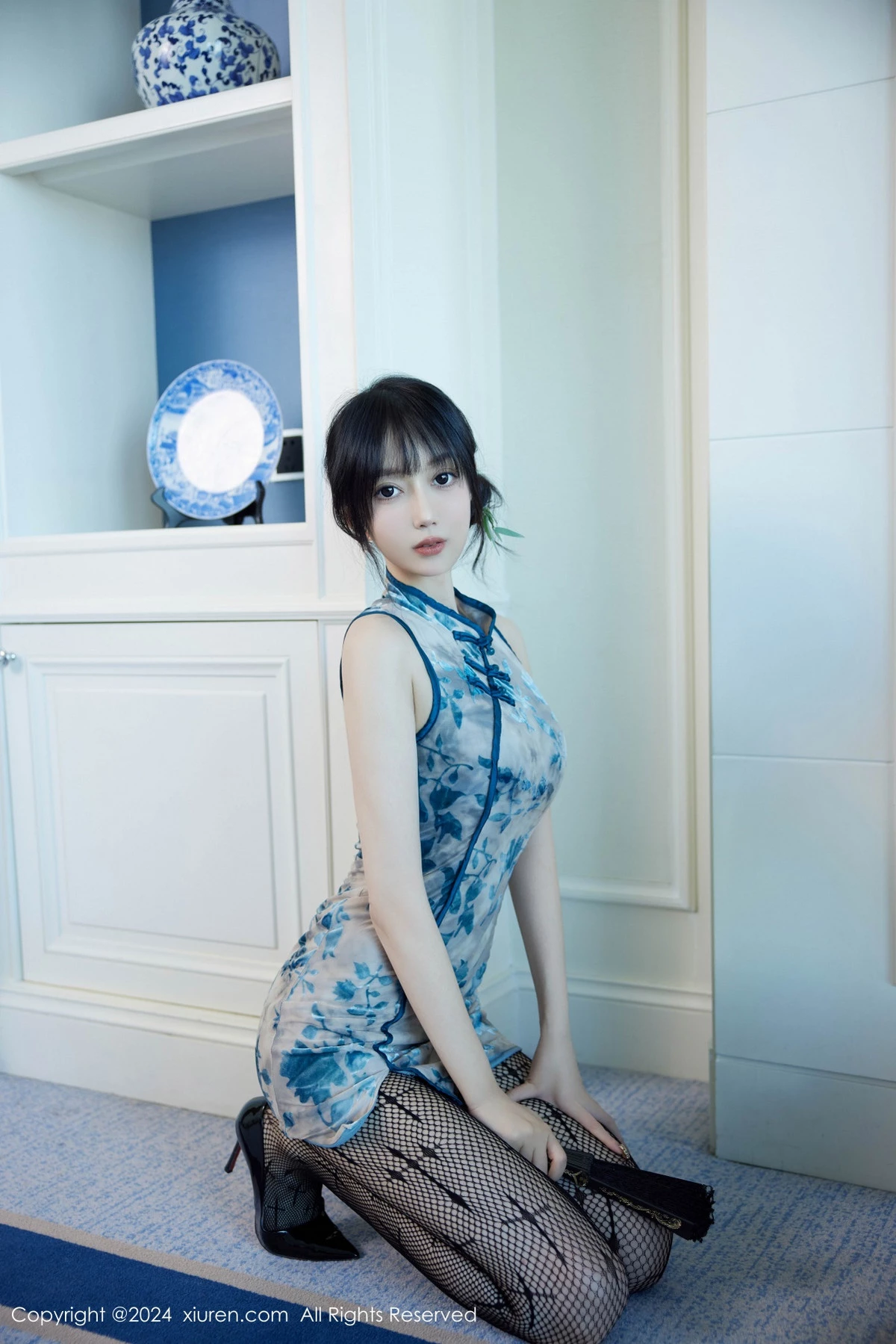 秀人集.com_[XiuRen秀人网]No.9236_模特玥儿玥er性感浅蓝旗袍露黑色内衣配黑丝网袜秀美腿诱惑写真74P