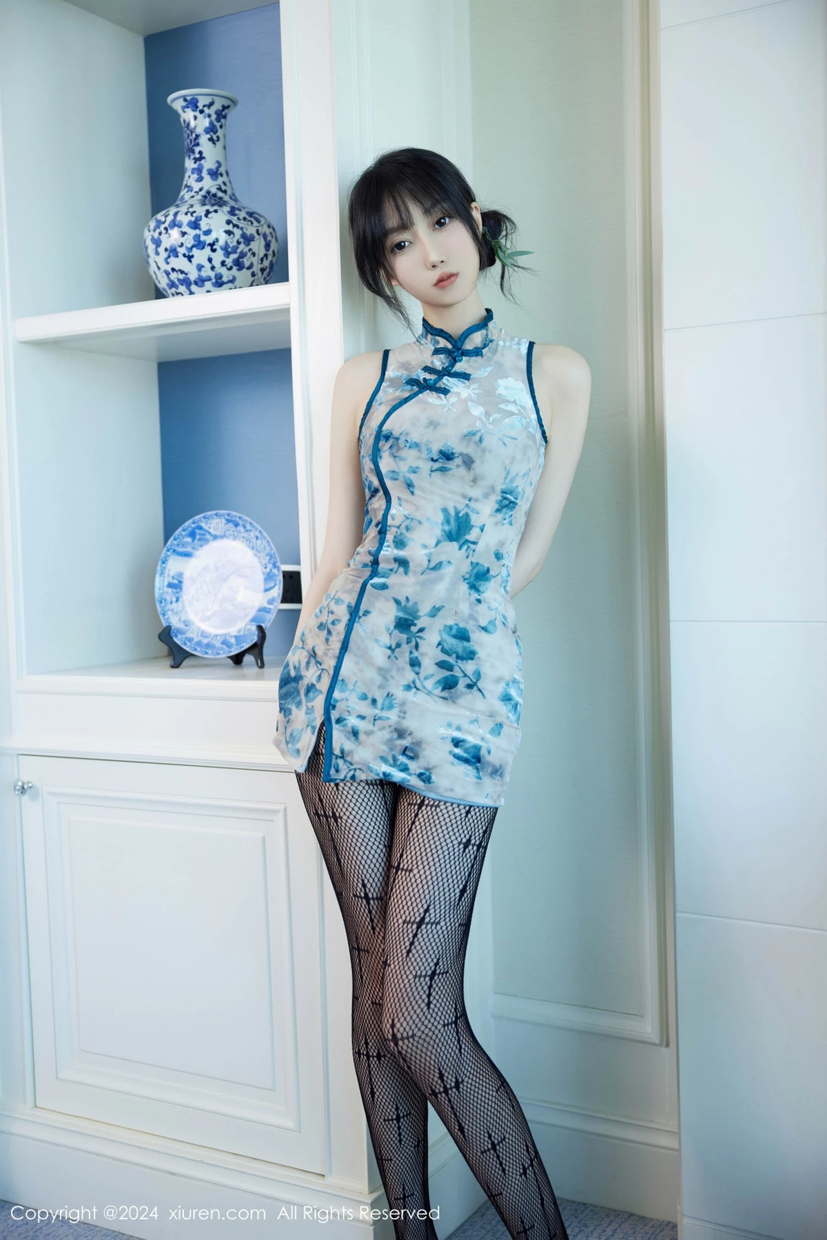 秀人集.com_[XiuRen秀人网]No.9236_模特玥儿玥er性感浅蓝旗袍露黑色内衣配黑丝网袜秀美腿诱惑写真74P