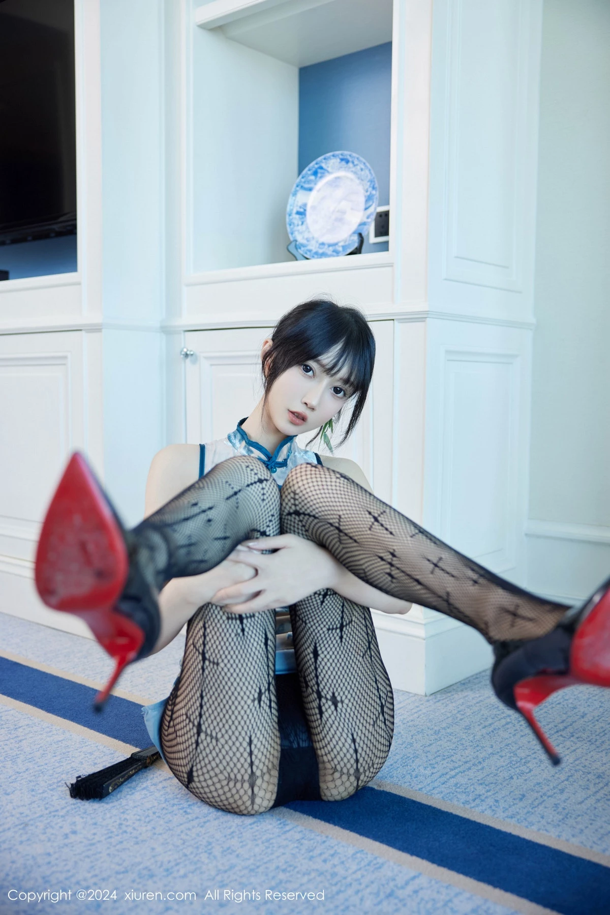 秀人集.com_[XiuRen秀人网]No.9236_模特玥儿玥er性感浅蓝旗袍露黑色内衣配黑丝网袜秀美腿诱惑写真74P