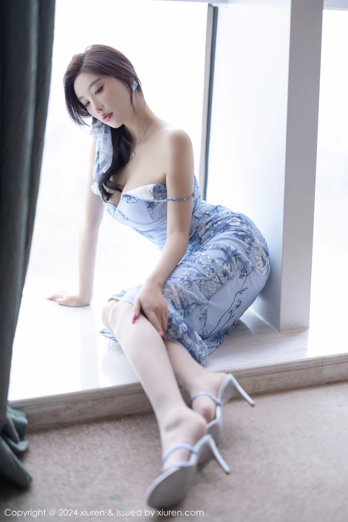 秀人集.com_[XiuRen秀人网]No.9249_女神杨晨晨Yome性感浅色吊带睡裙配白丝袜秀丰腴身材诱惑写真81P