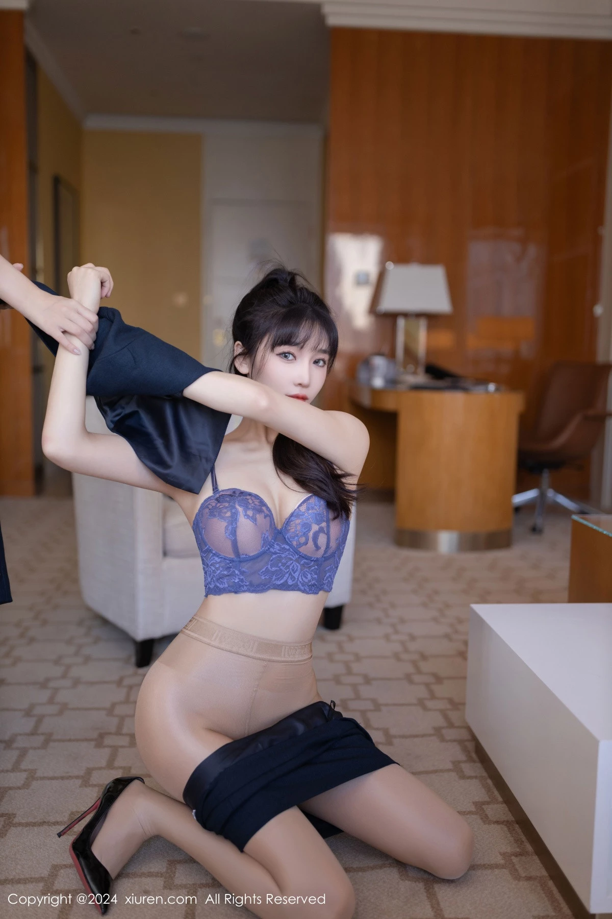 秀人集.com_[XiuRen秀人网]No.9263_模特陆萱萱性感黑色OL服饰露蓝色内衣配超薄肉丝秀美腿诱惑写真80P
