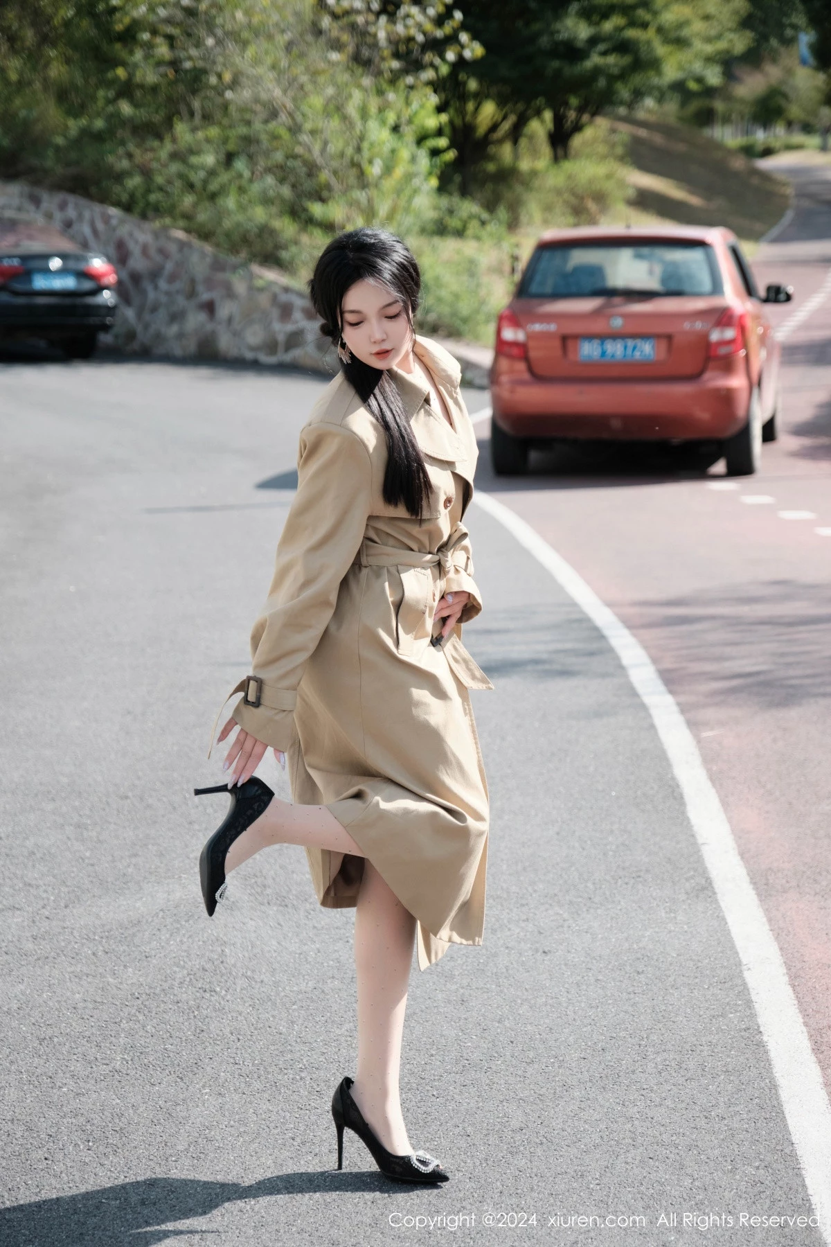 秀人集.com_[XiuRen秀人网]No.9261_模特麦田性感浅色外套露开档连体肉丝秀曼妙身姿完美诱惑写真50P