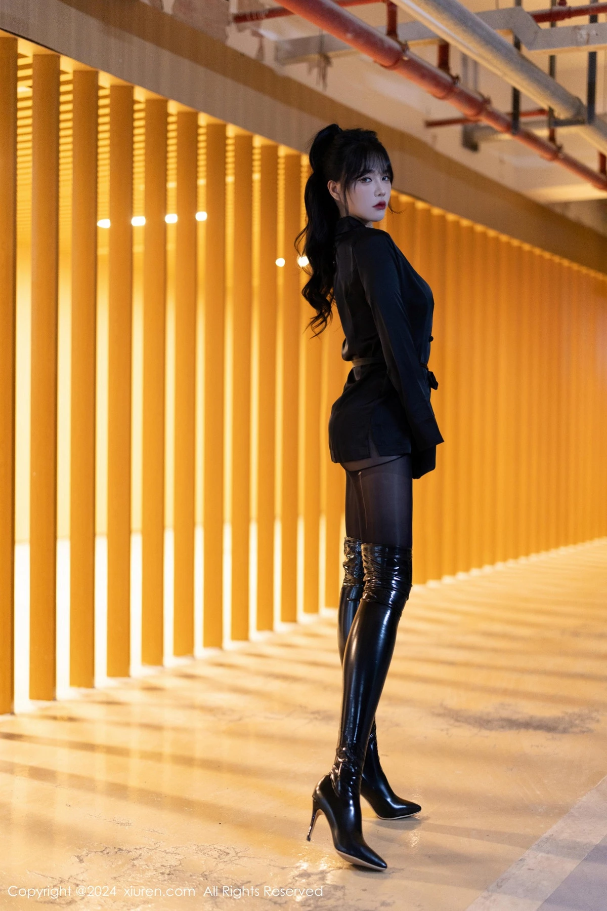 秀人集.com_[XiuRen秀人网]No.9275_模特娜比黑色外套配黑长靴露超薄连体黑丝秀凹凸身材诱惑写真90P