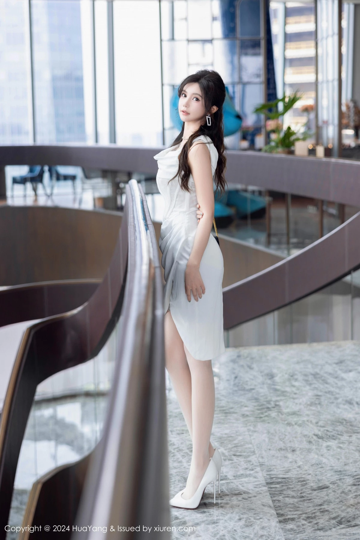 秀人集.com_[HuaYang花漾]Vol.612_女神绮里嘉ula性感白色连衣短裙配白色丝袜秀曼妙身姿诱惑写真86P