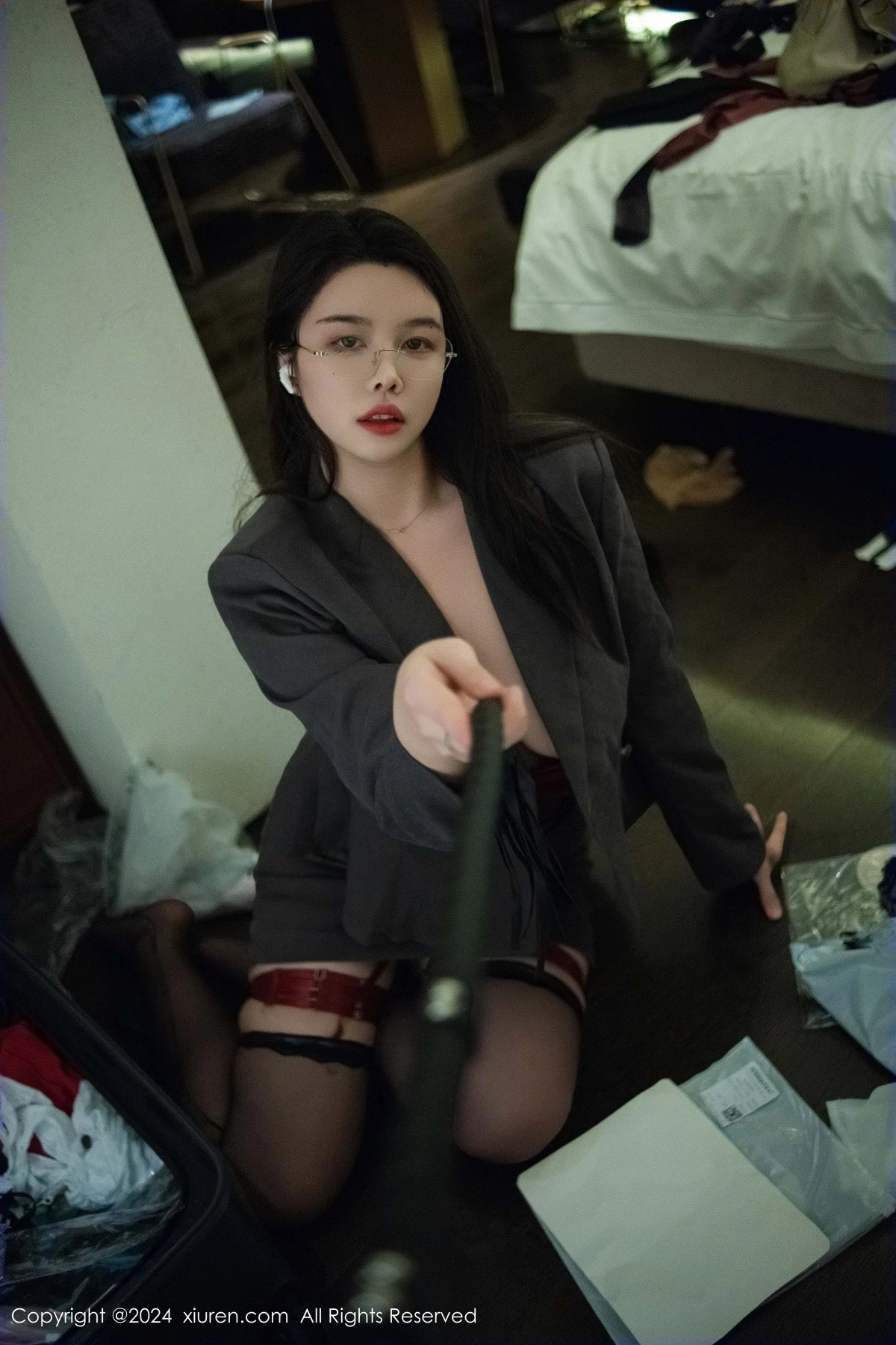 秀人集.com_[XiuRen秀人网]No.9287_模特樱桃小犊子性感灰色西服配黑丝吊袜秀丰腴身材撩人诱惑写真47P