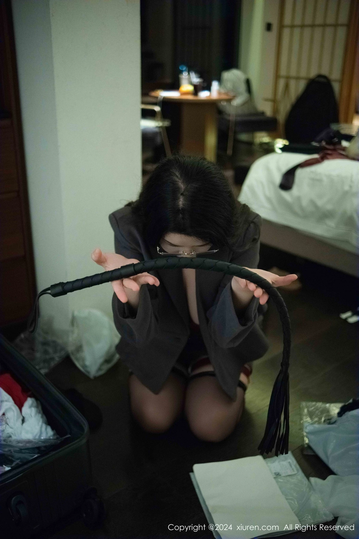 秀人集.com_[XiuRen秀人网]No.9287_模特樱桃小犊子性感灰色西服配黑丝吊袜秀丰腴身材撩人诱惑写真47P