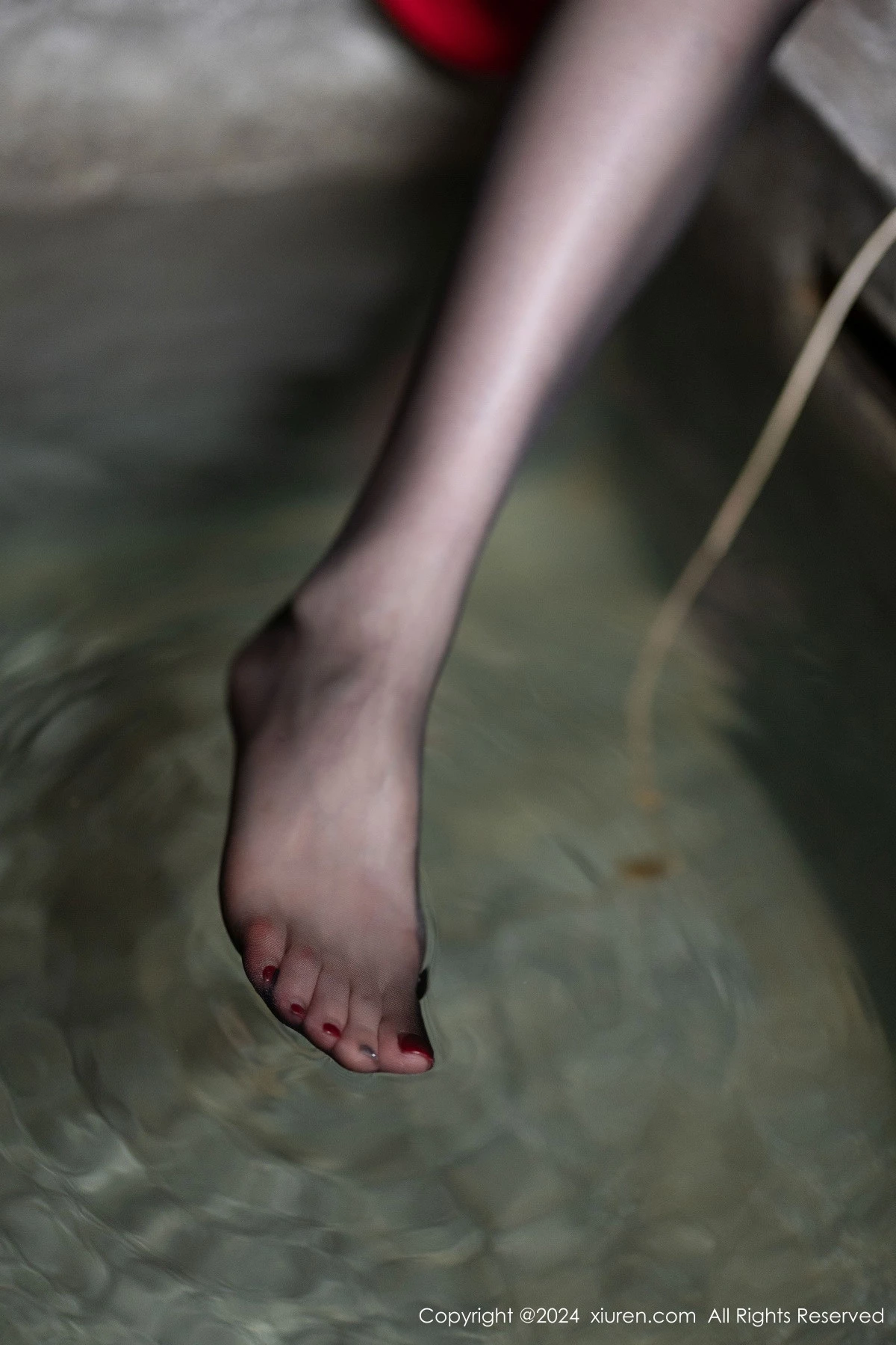 秀人集.com_[XiuRen秀人网]No.9291_模特梦心玥红色连衣裙露红色内衣配黑丝吊袜秀高挑身材诱惑写真84P