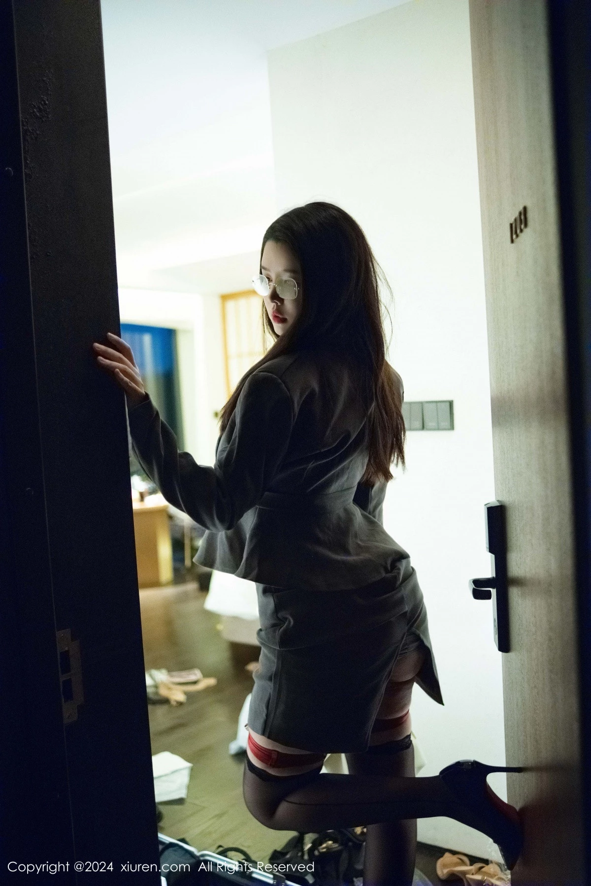 秀人集.com_[XiuRen秀人网]No.9287_模特樱桃小犊子性感灰色西服配黑丝吊袜秀丰腴身材撩人诱惑写真47P