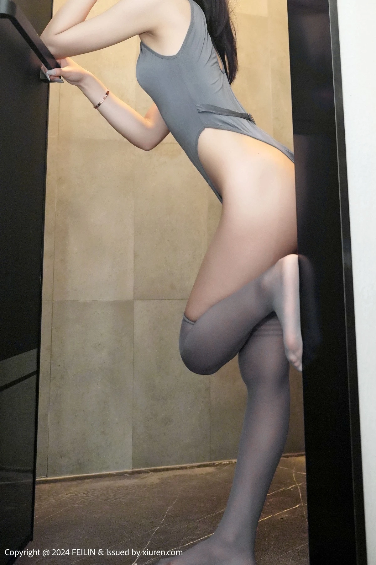 秀人集.com_[FeiLin嗲囡囡]VOL.474_新人模特江念鱼浴室场景性感灰色高叉连体衣秀曼妙身姿诱惑写真71P