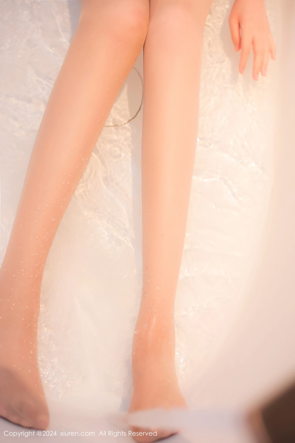 秀人集.com_[XiuRen秀人网]No.9306_模特柚柚小奶瓶浴室场景深色连衣裙配超薄灰丝秀凹凸身材诱惑写真80P