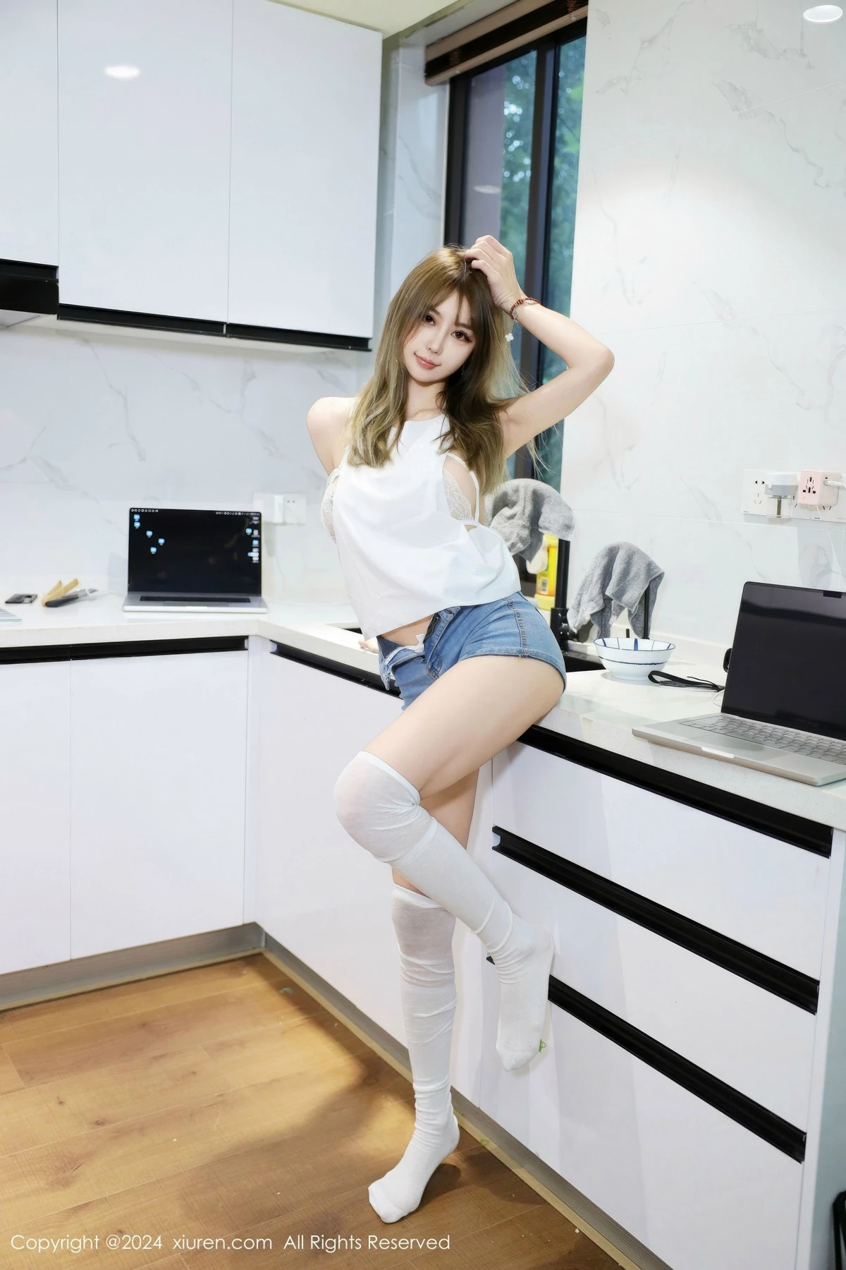 秀人集.com_[XiuRen秀人网]No.9374_模特Zoe柚柚性感白色蕾丝情趣内衣配白丝袜秀凹凸身材诱惑写真75P