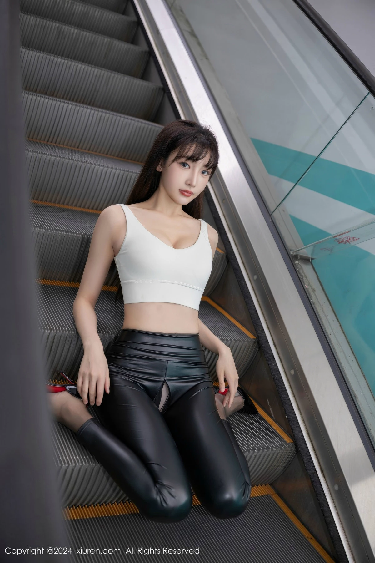 秀人集.com_[XiuRen秀人网]No.9377_模特陆萱萱性感白上衣配黑皮长裤露超薄黑丝秀翘臀美腿诱惑写真81P