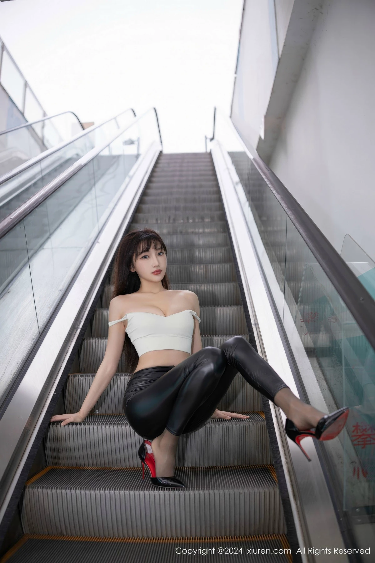 秀人集.com_[XiuRen秀人网]No.9377_模特陆萱萱性感白上衣配黑皮长裤露超薄黑丝秀翘臀美腿诱惑写真81P