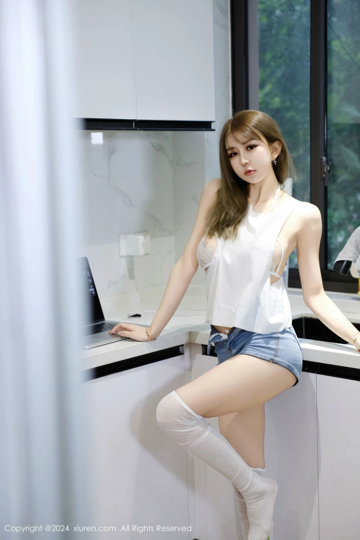 秀人集.com_[XiuRen秀人网]No.9374_模特Zoe柚柚性感白色蕾丝情趣内衣配白丝袜秀凹凸身材诱惑写真75P