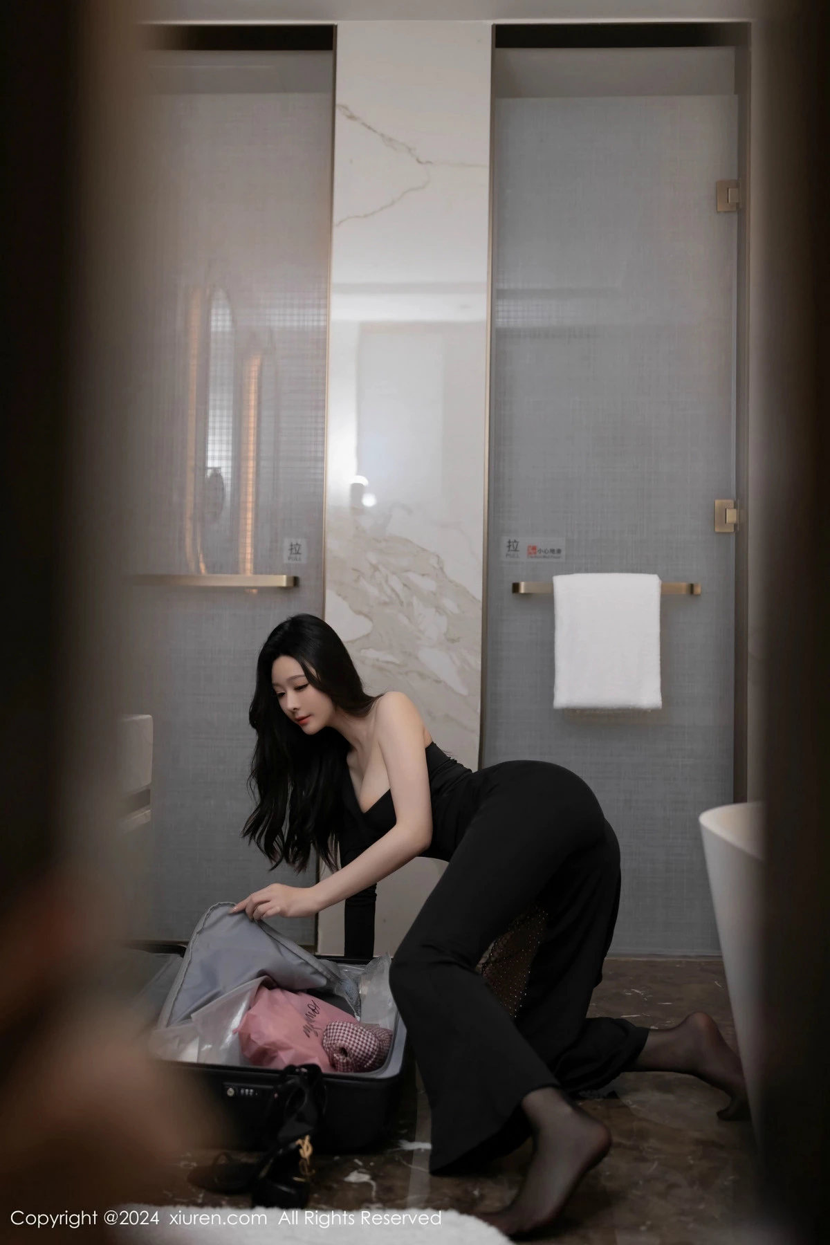 秀人集.com_[XiuRen秀人网]No.9386_模特小逗逗性感黑色连衣裙露黑色内衣配开档黑丝秀翘臀诱惑写真80P