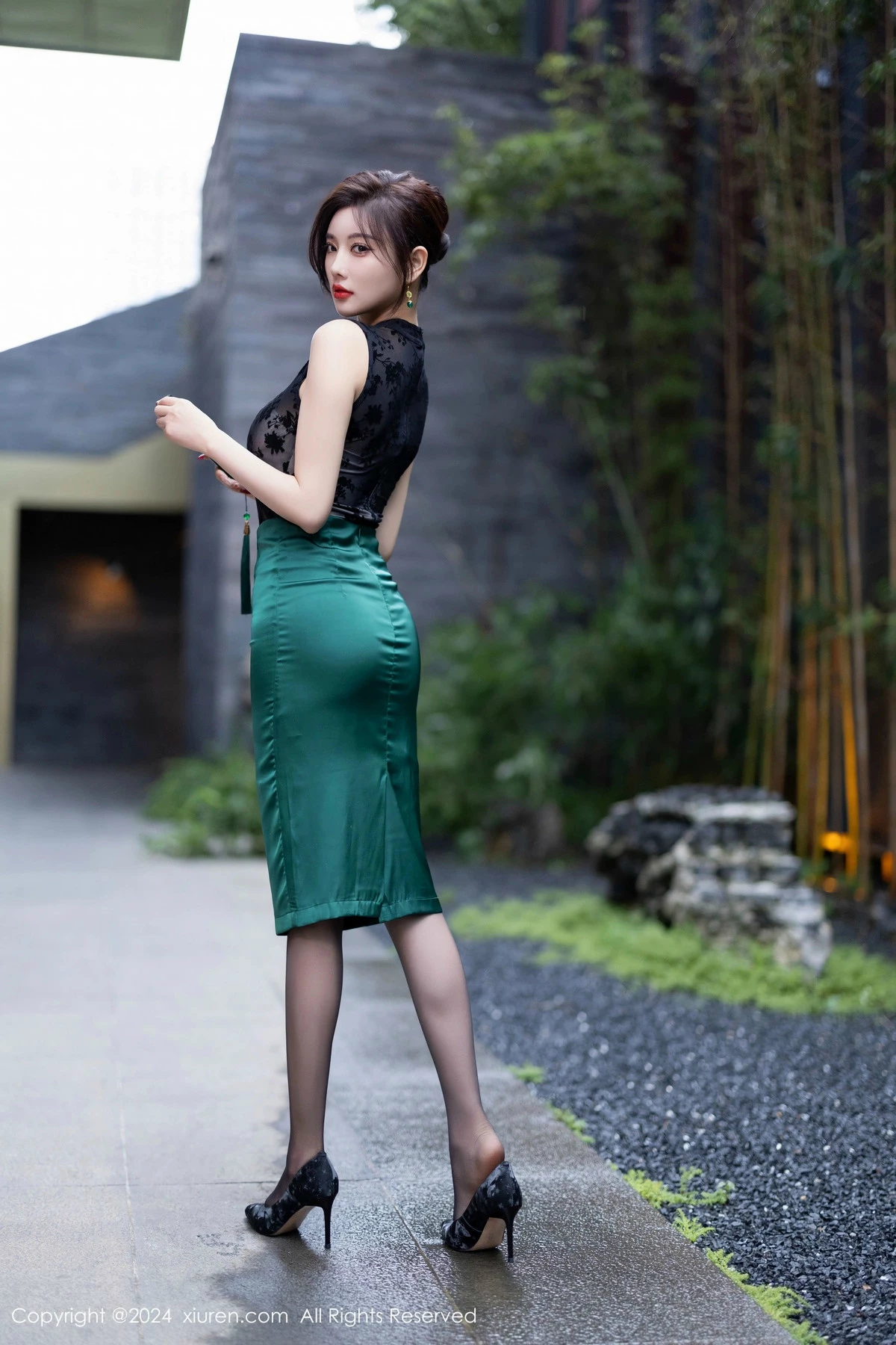 秀人集.com_[XiuRen秀人网]No.9384_女神杨晨晨Yome性感黑色蕾丝内衣配黑丝袜秀丰腴身材完美写真80P