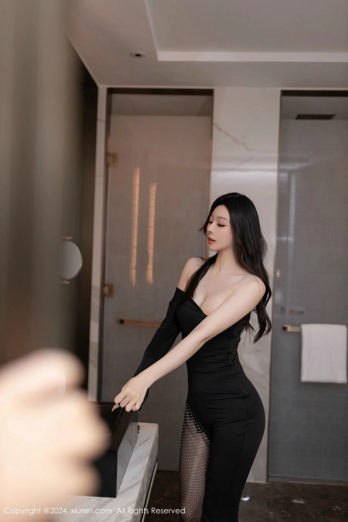 秀人集.com_[XiuRen秀人网]No.9386_模特小逗逗性感黑色连衣裙露黑色内衣配开档黑丝秀翘臀诱惑写真80P