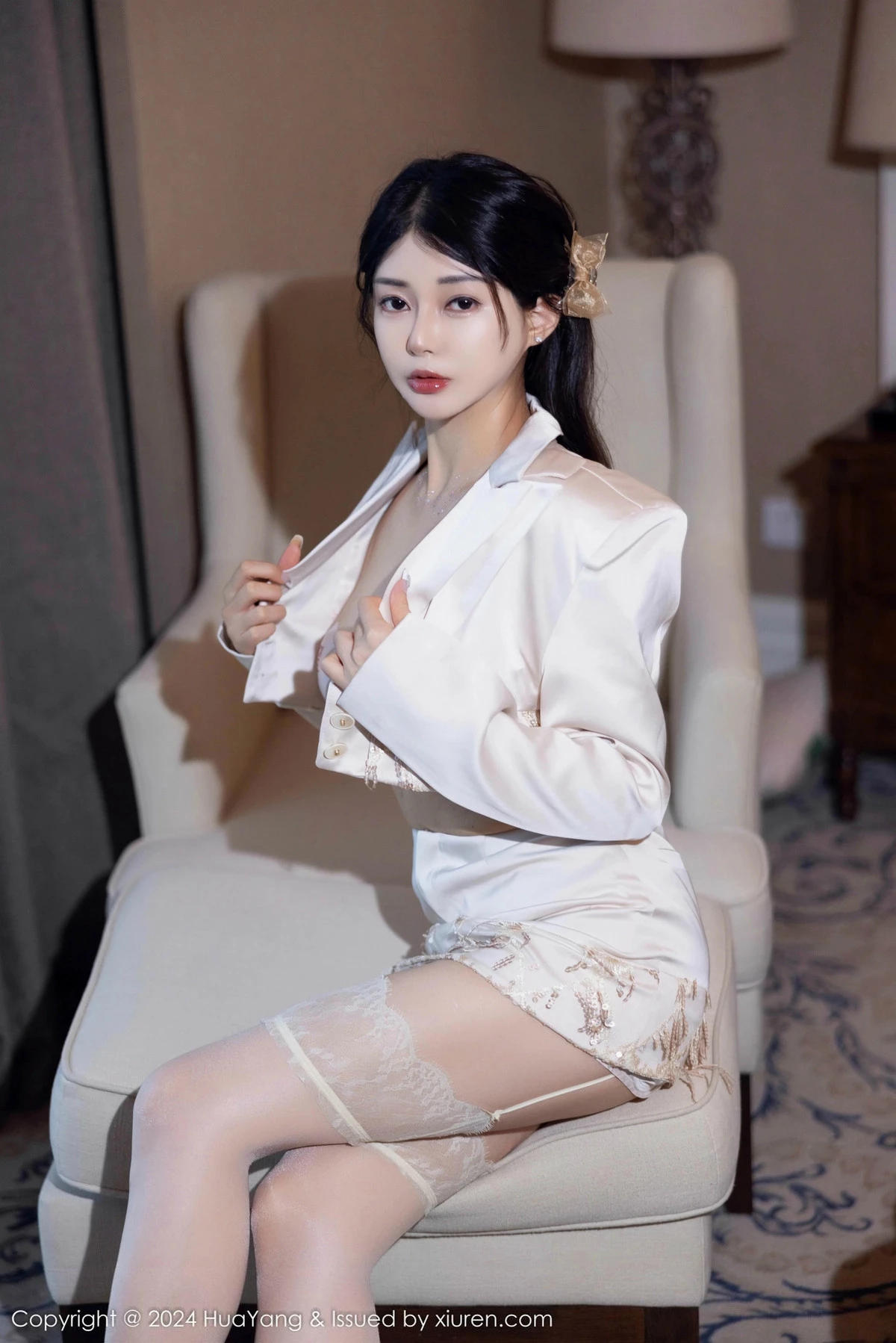 秀人集.com_[HuaYang花漾]Vol.615_模特凯竹Quinn性感白色短款服饰配白丝吊袜秀丰腴身姿诱惑写真76P