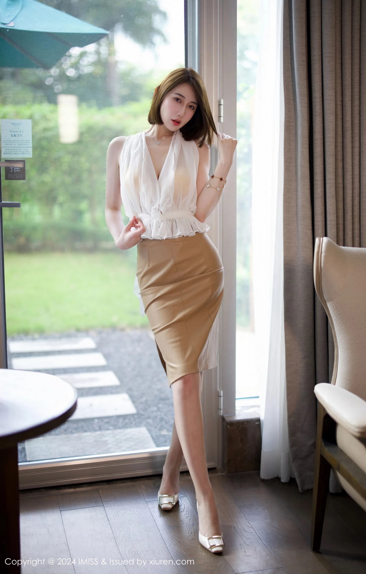 秀人集.com_[IMISS爱蜜社]Vol.779_模特瑞妤性感白上衣配浅色皮裙露超薄肉丝秀曼妙身姿诱惑写真46P