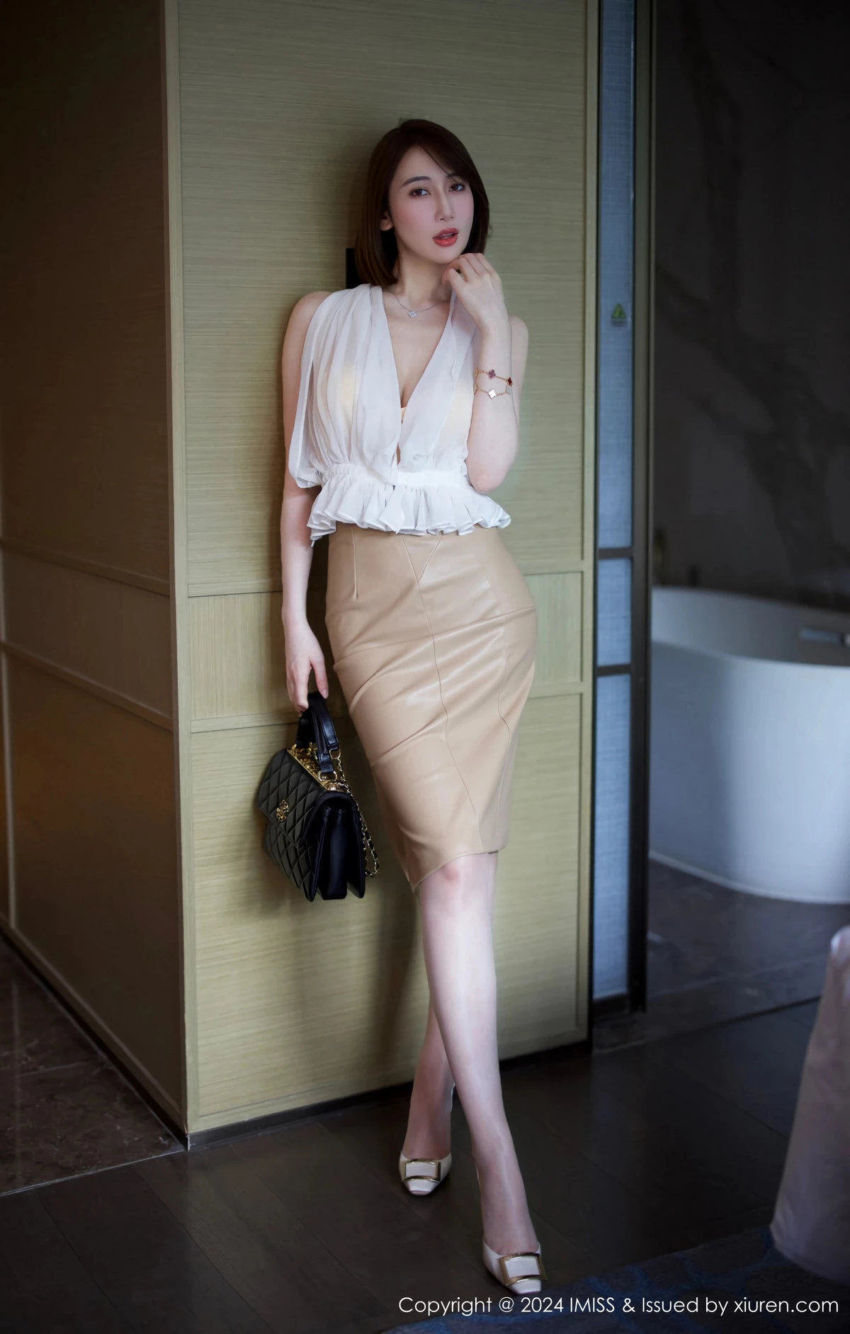 秀人集.com_[IMISS爱蜜社]Vol.779_模特瑞妤性感白上衣配浅色皮裙露超薄肉丝秀曼妙身姿诱惑写真46P