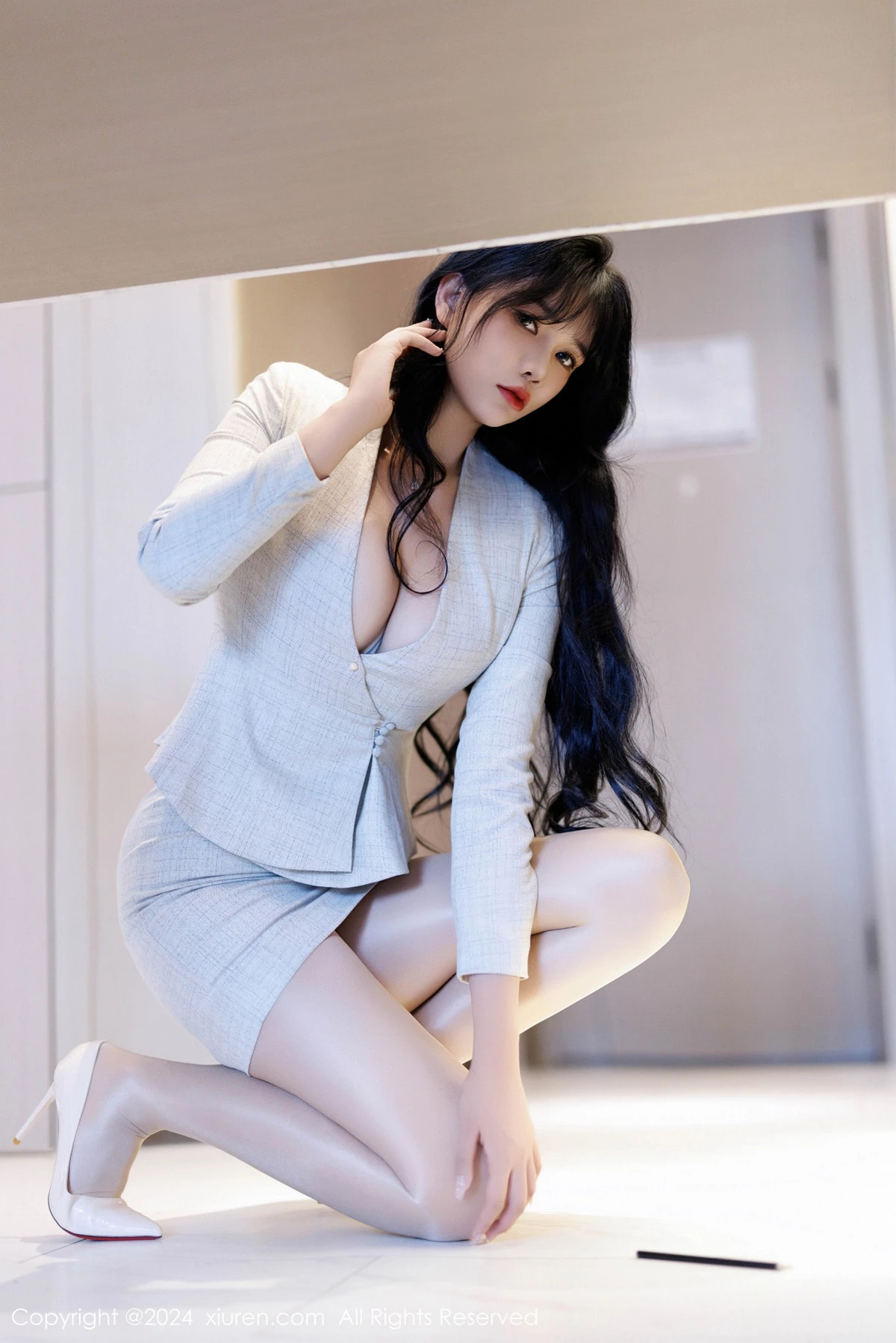 秀人集.com_[XiuRen秀人网]No.9398_模特娜比性感浅色OL服饰配闪亮无内肉丝秀凹凸身材惹火诱惑写真100P