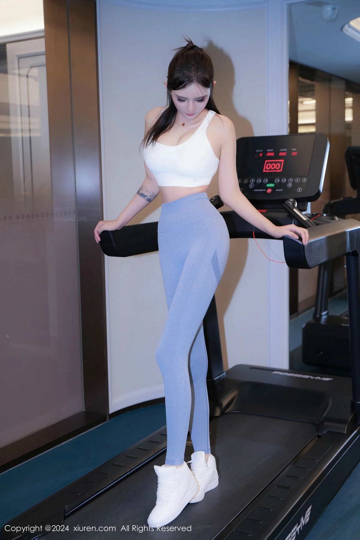 秀人集.com_[XiuRen秀人网]No.9407_模特Emily尹菲性感蓝白瑜伽服露肉丝裤袜秀曼妙身姿诱惑写真57P