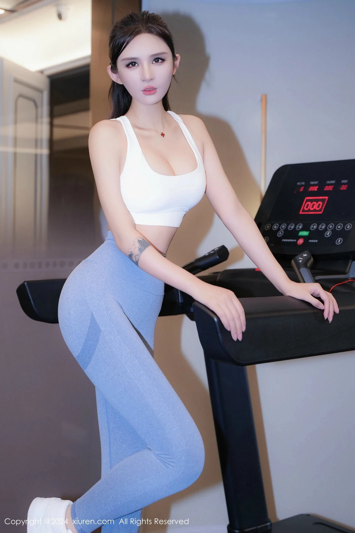 秀人集.com_[XiuRen秀人网]No.9407_模特Emily尹菲性感蓝白瑜伽服露肉丝裤袜秀曼妙身姿诱惑写真57P