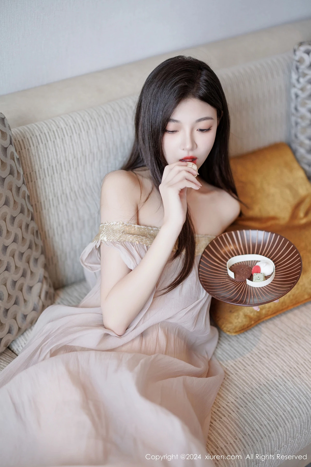 秀人集.com_[XiuRen秀人网]No.9426_模特初梦瑶私房性感浅色薄透连衣裙配凉高跟秀翘臀美腿诱惑写真102P