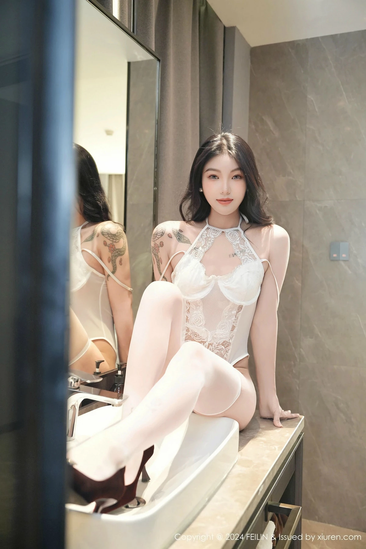 秀人集.com_[FeiLin嗲囡囡]VOL.484_新人模特希恬儿性感白色情趣服饰配白丝袜秀曼妙身姿诱惑写真75P