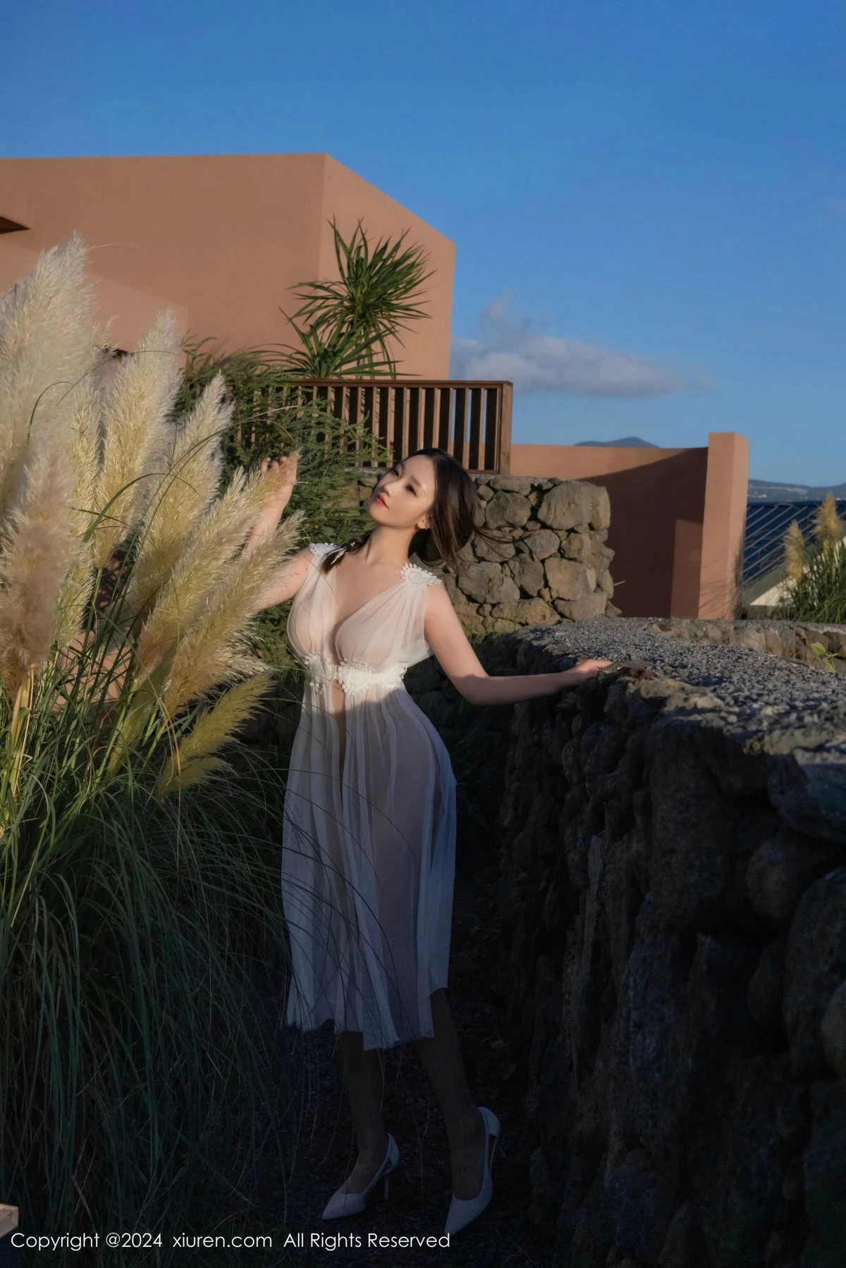 秀人集.com_[XiuRen秀人网]No.9442_模特杏子Yada性感白色薄纱轻透服饰配肉丝袜秀曼妙身姿诱惑写真82P