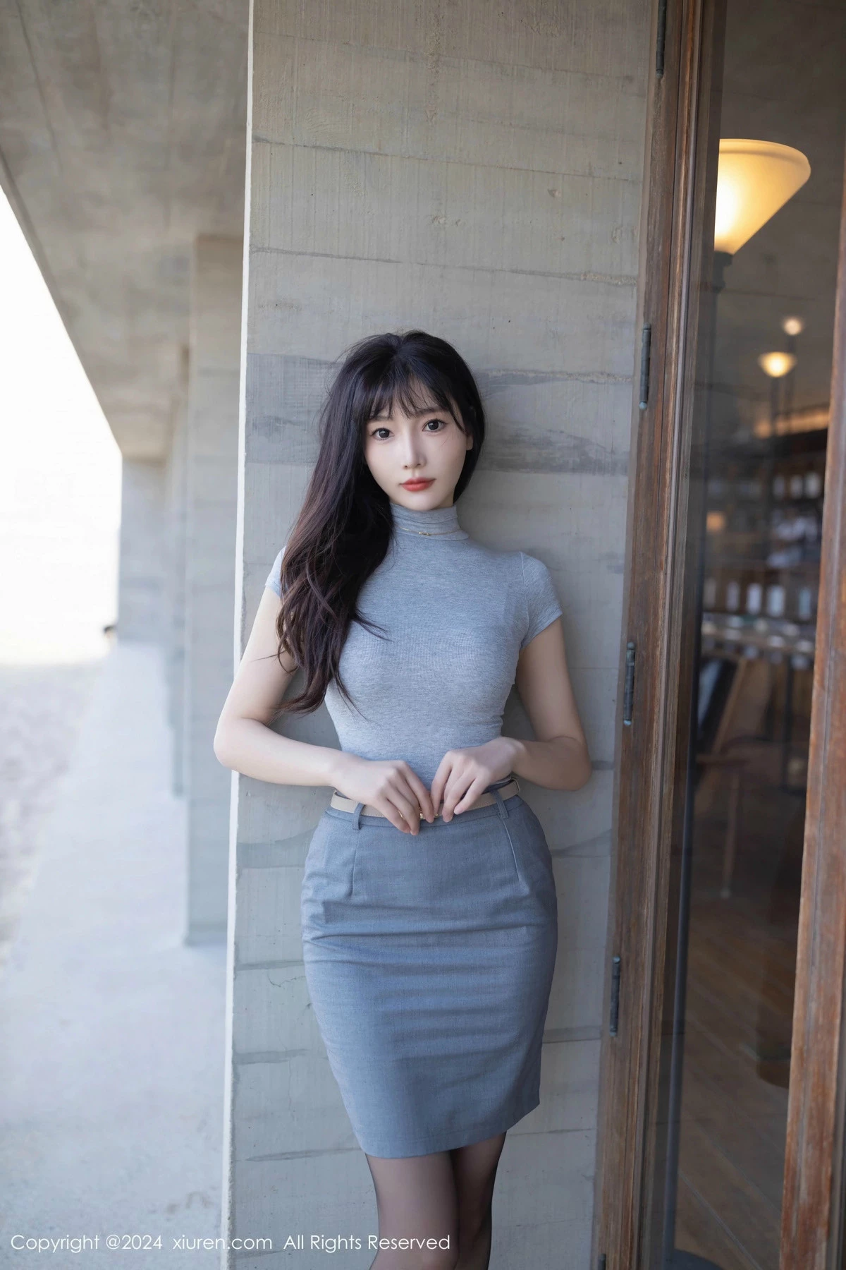 秀人集.com_[XiuRen秀人网]No.9450_模特陆萱萱性感灰色OL服饰露红色内衣配开档黑丝极致魅惑写真80P